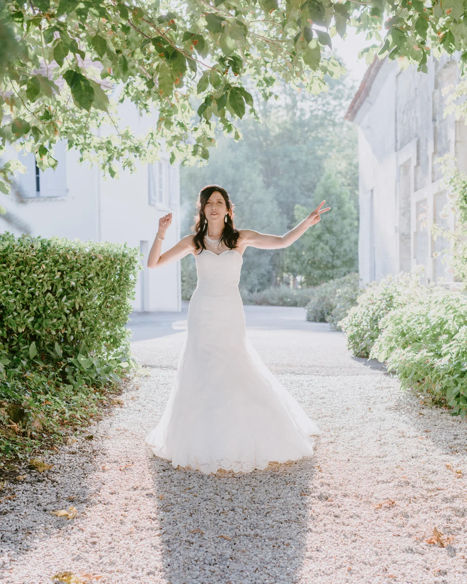 Mariée dans le parc du domaine de l'île de Malvy à Mosnac, Charente, par Alexandre Topolewski