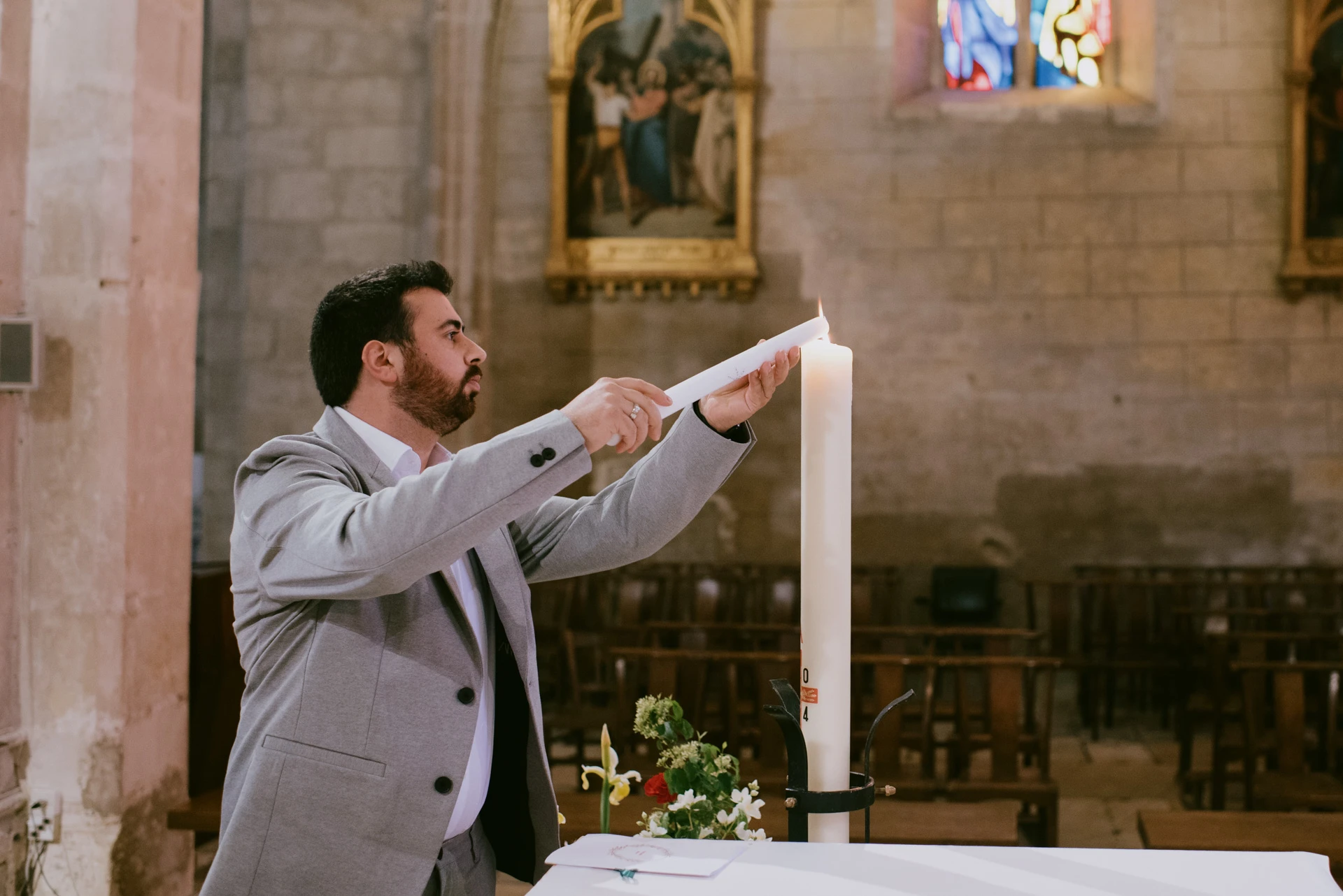 Allumage du cierge de baptême au cierge pascal, église de Ruffec par Alexandre Topolewski