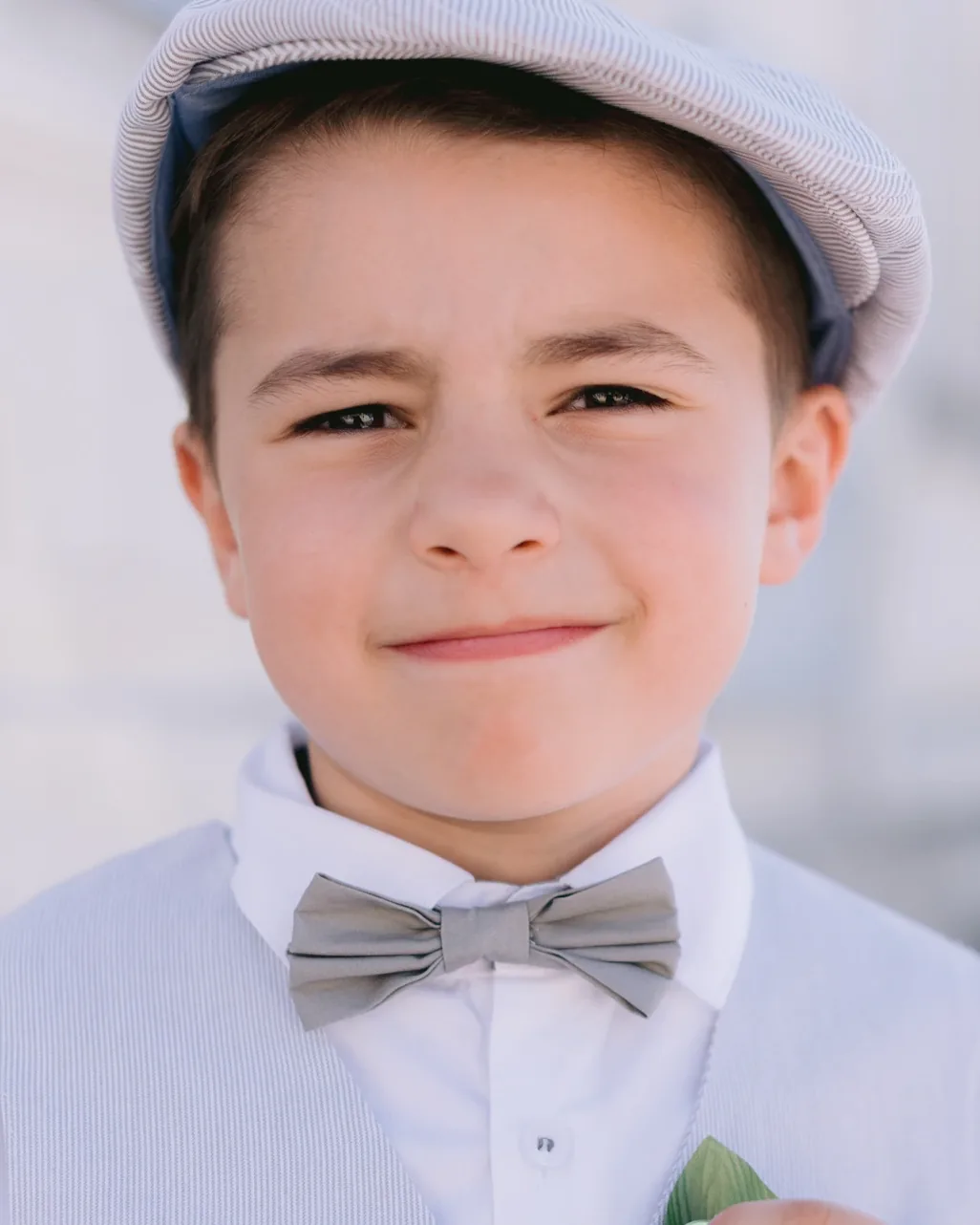 Petit garçon en casquette gavroche et nœud papillon, préparatifs à Bourg-Charente par Alexandre Topolewski