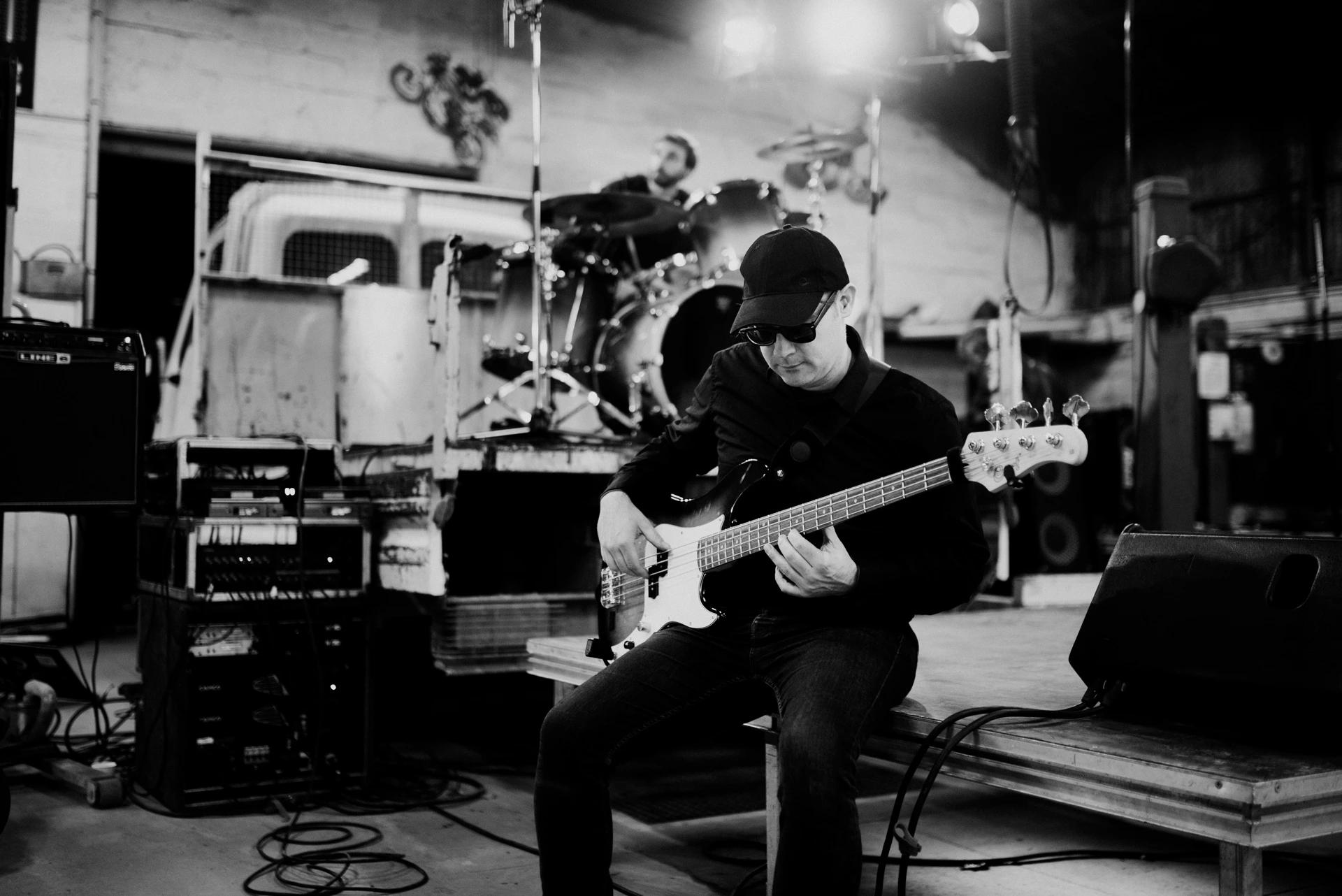 Bassiste en studio en noir et blanc, portrait éditorial en Charente par Alexandre Topolewski
