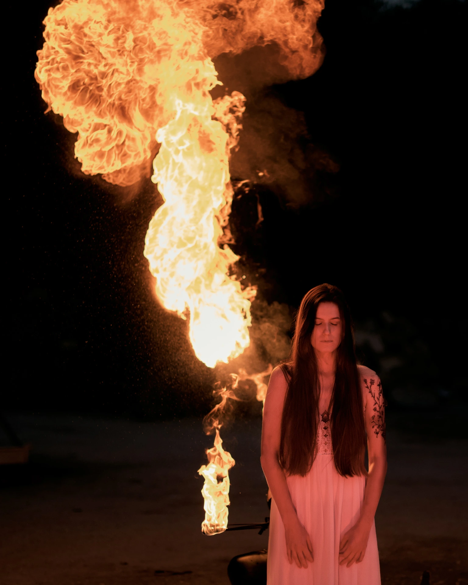 Femme face à des flammes la nuit, portrait artistique à Angoulême par Alexandre Topolewski