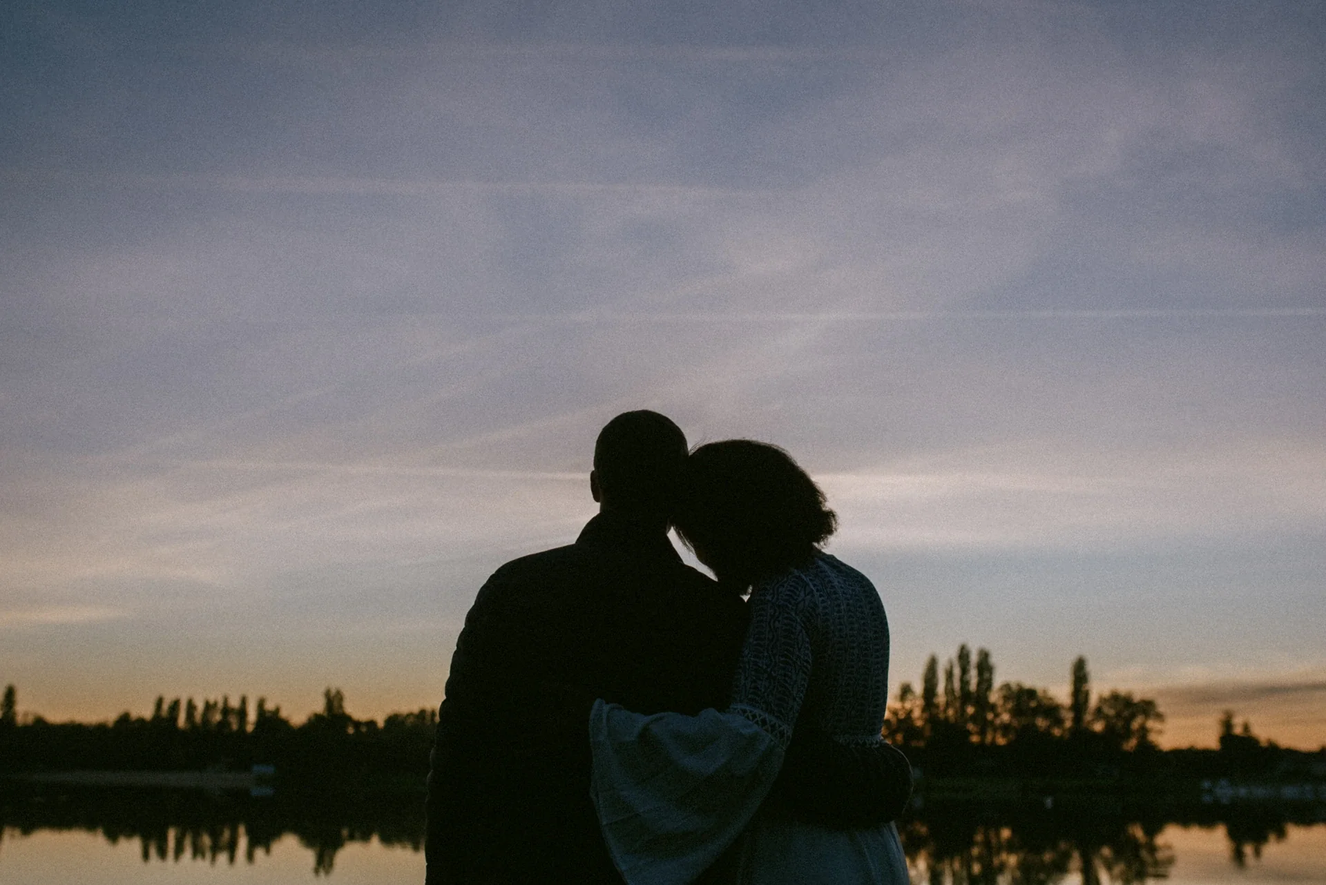 Silhouette d'un couple enlacé face au coucher de soleil sur le lac de Saint-Yrieix-sur-Charente