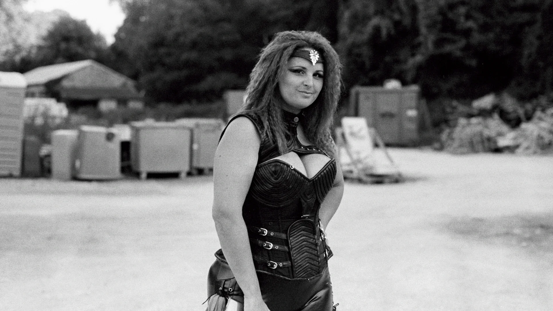 Portrait argentique en noir et blanc d’une femme en costume, séance à Angoulême