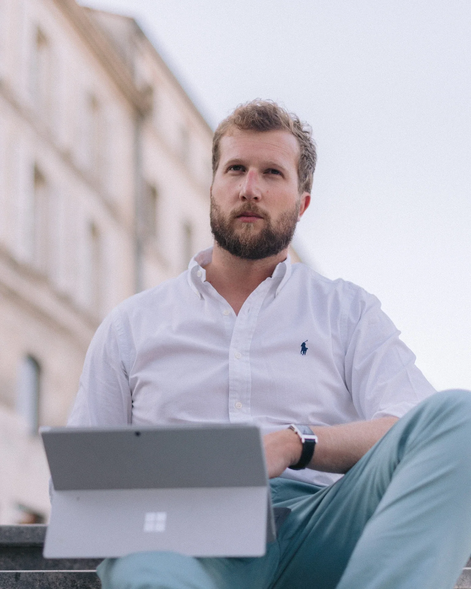 Portrait corporate d'un homme à l'ordinateur portable, place New York à Angoulême par Alexandre Topolewski