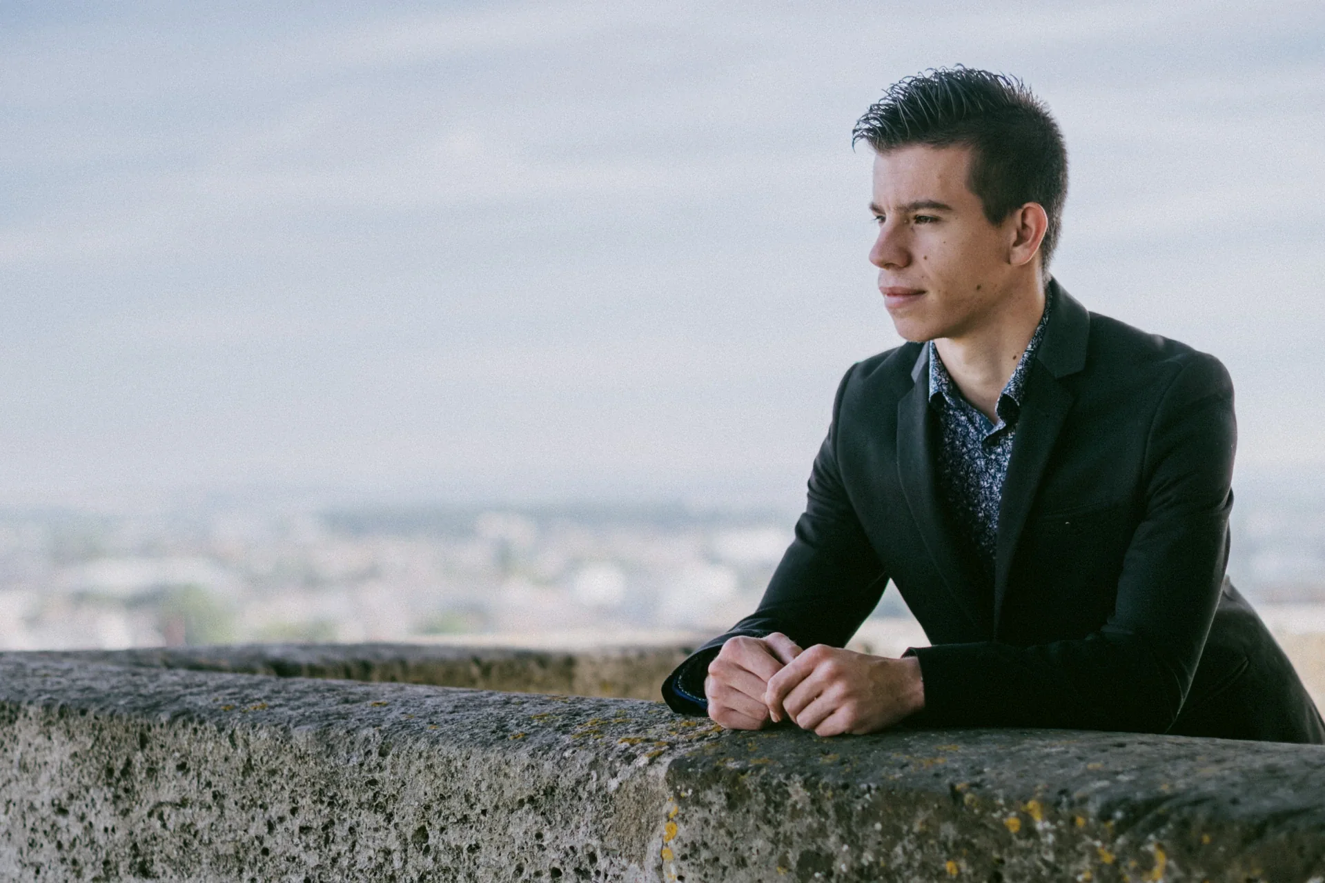 Portrait corporate en extérieur, jeune homme en veste sombre aux remparts d'Angoulême par Alexandre Topolewski
