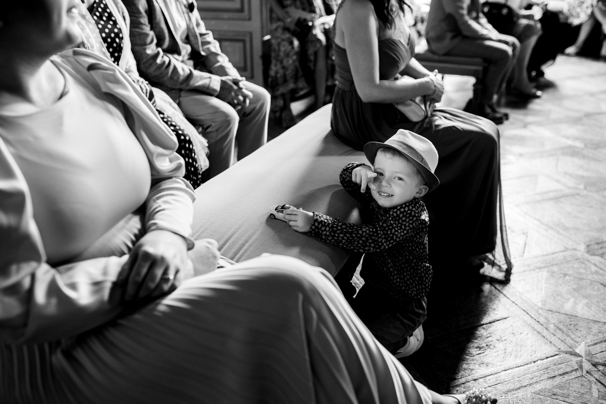 photographie de mariage le petit s'occupe pendant la cérémonie mairie Charente Angoulême Alexandre TOPOLEWSKI