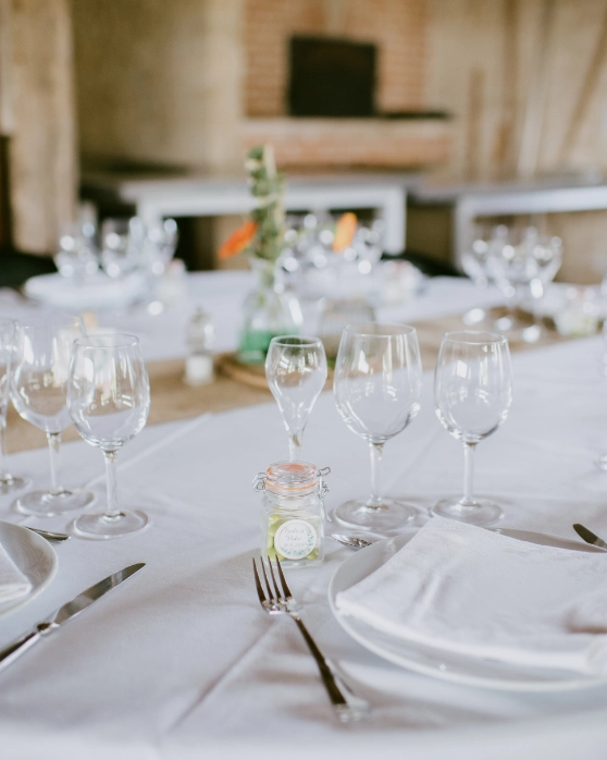 Composition de la table sur un mariage en Deux-Sèvres au Puys d'Anché dans le style Fine Art