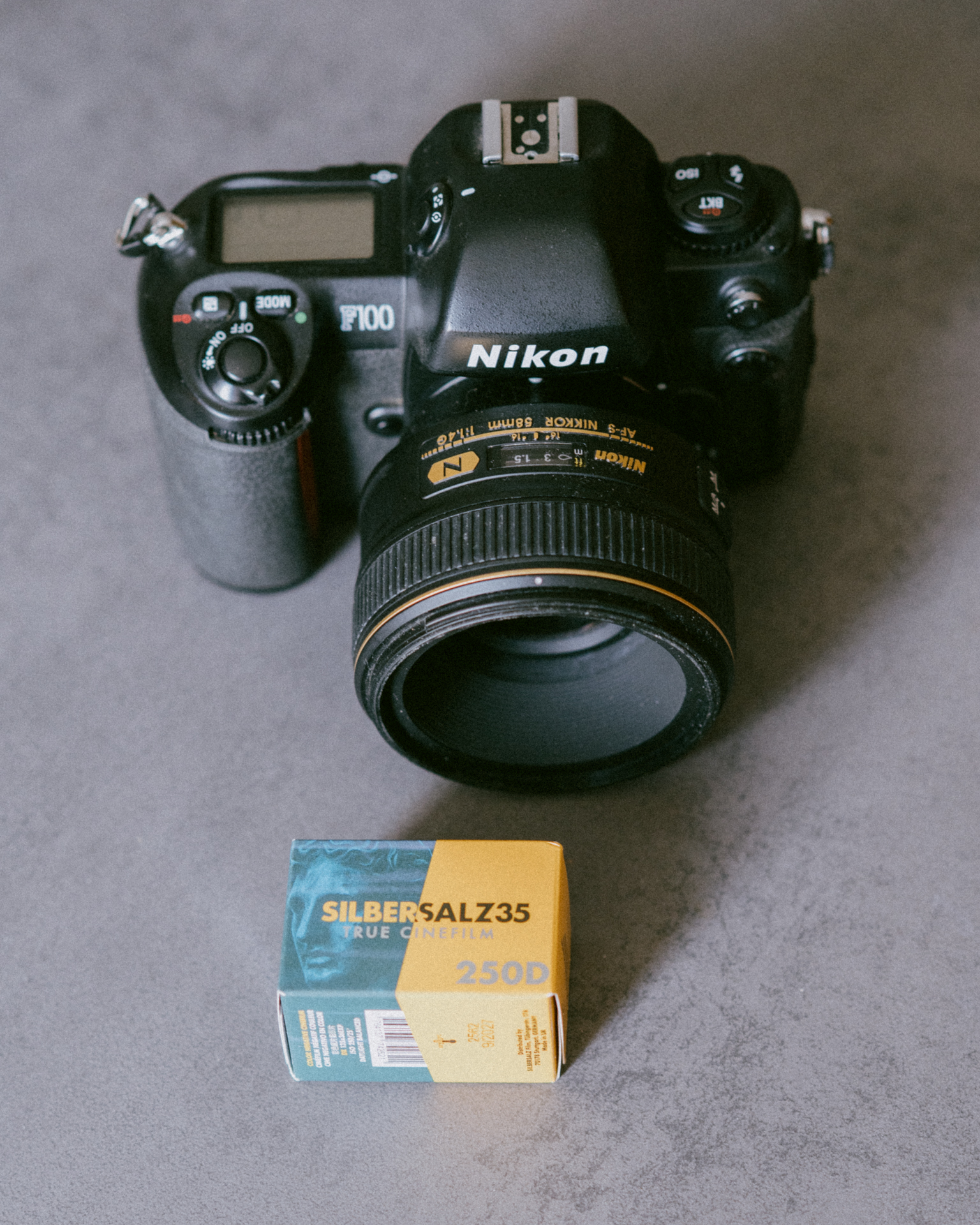 Appareil photo argentique Nikon F100 avec pellicule SILBERSALZ35 250D, symbole d’une approche fine art en photographie professionnelle en Charente et Gironde.