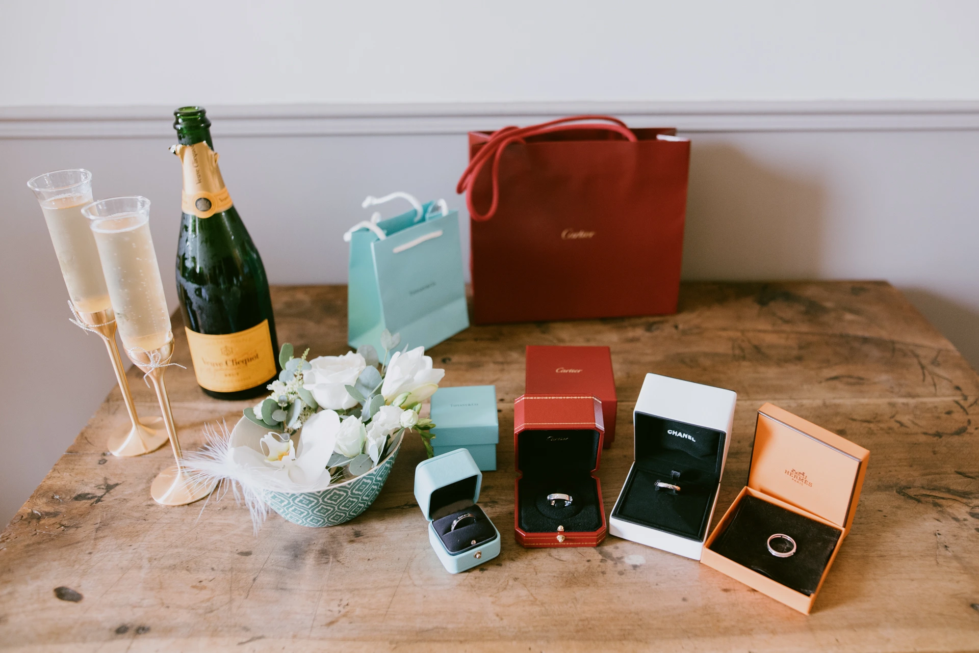 Photographie artistique d’alliances de mariage au Château de Maumont à Angoulême, mettant en valeur des bagues de luxe signées Cartier, Hermès et Chanel.