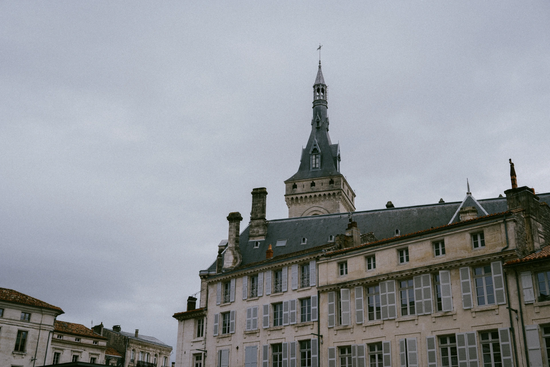 Beffroi de la mairie d'Angoulême sous un ciel nuageux, architecture Renaissance charentaise