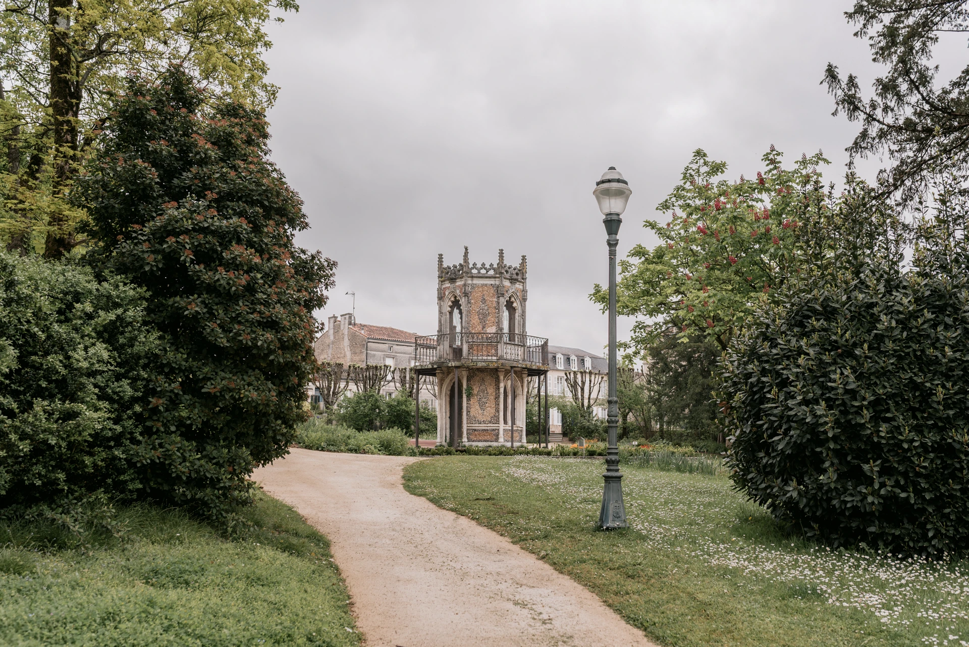 Photographie fine art d’un kiosque romantique dans le parc de la mairie de Cognac, idéale pour inspiration mariage élégant et intemporel