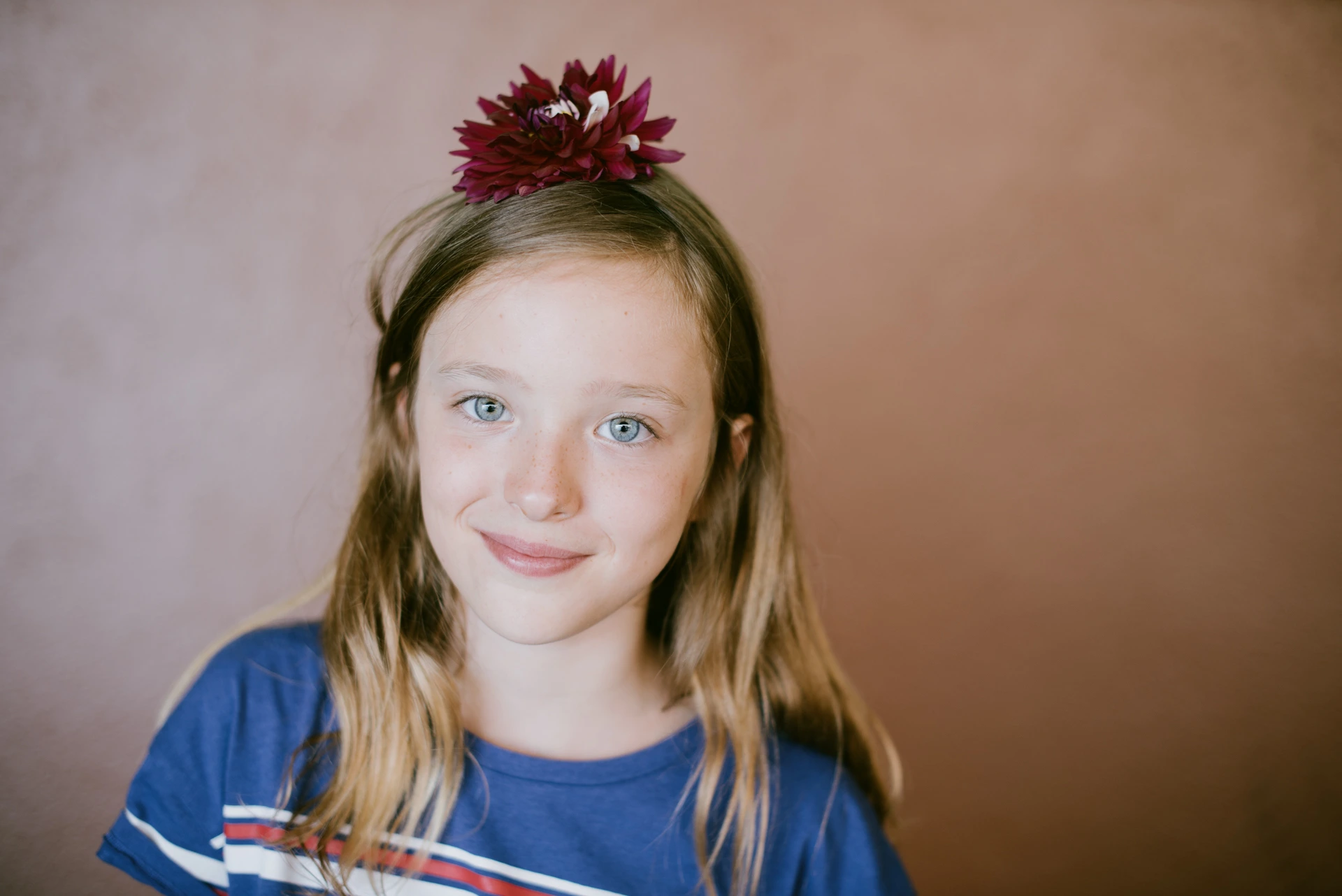 Portrait d'enfant en lumière naturelle par Alexandre Topolewski, photographe à Angoulême
