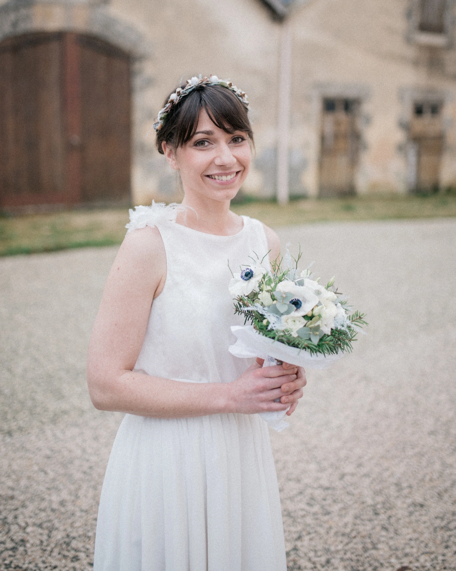 Photographe mariage à Bordeaux – portrait de mariée en robe blanche tenant son bouquet, réalisé à Saint-Médard-en-Jalles en Gironde.