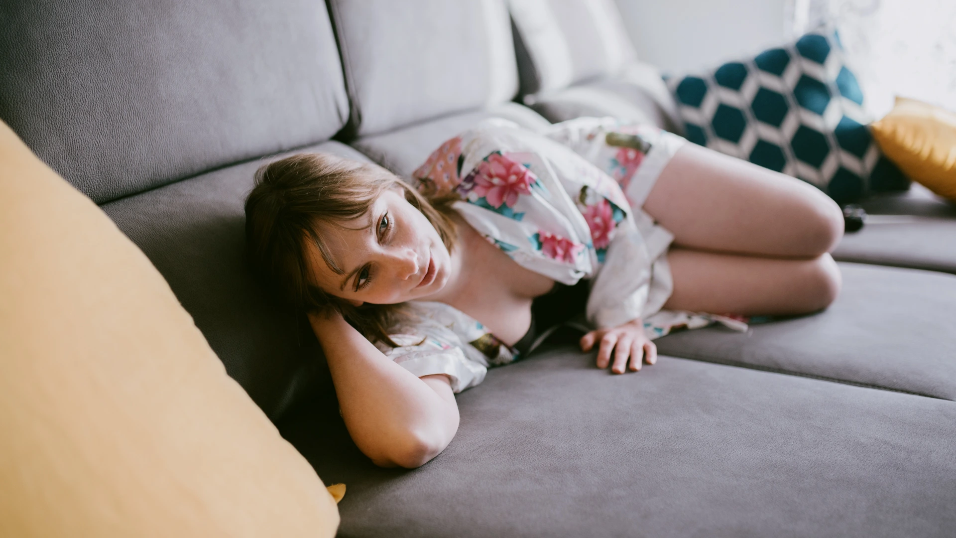 Photographe boudoir à Bordeaux – séance intimiste Fine Art à Saint-Médard-en-Jalles, ambiance douce et naturelle sur canapé.