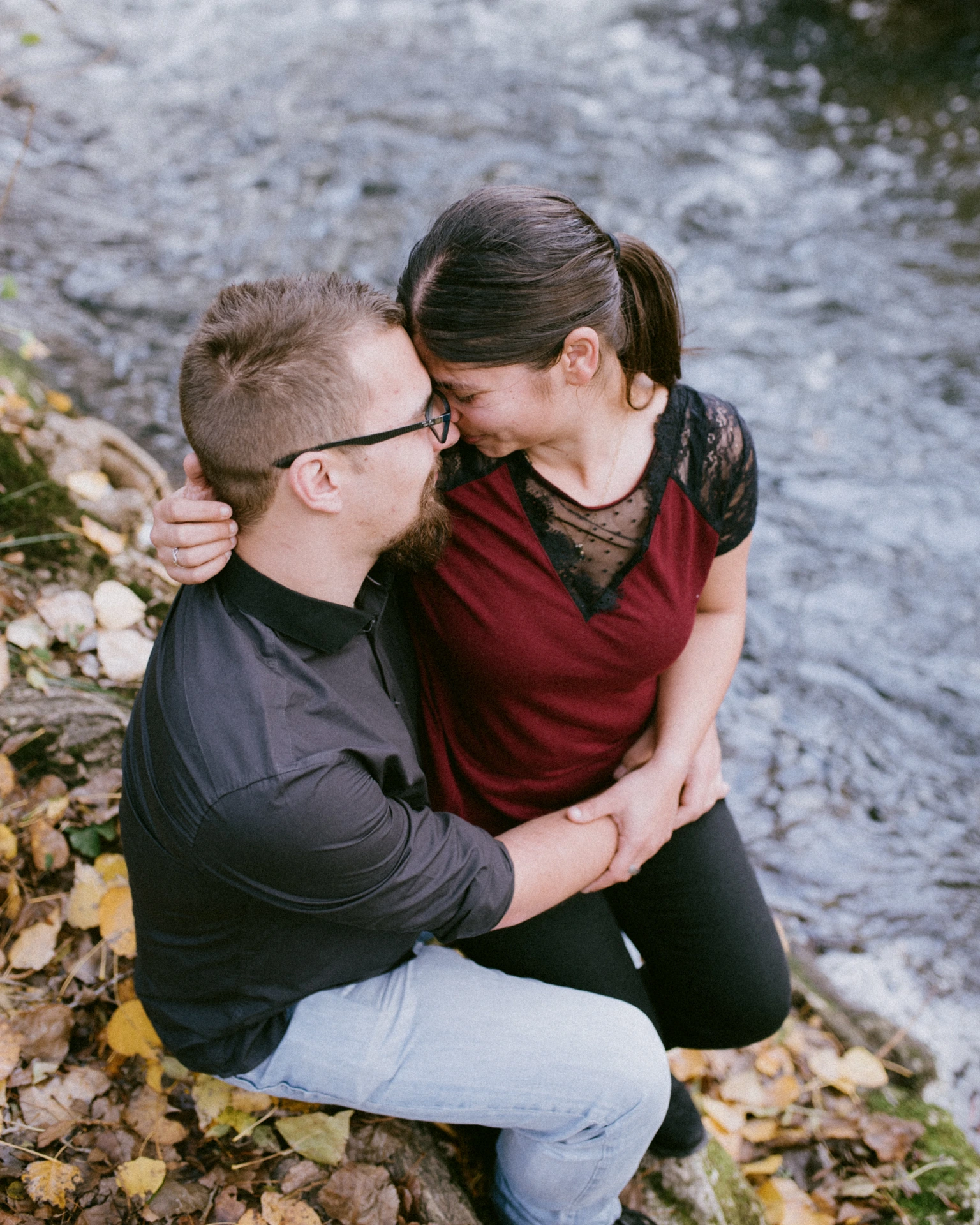 Photographe couple à Bordeaux – séance photo en extérieur à Saint-Médard-en-Jalles dans un style Fine Art naturel et lumineux.