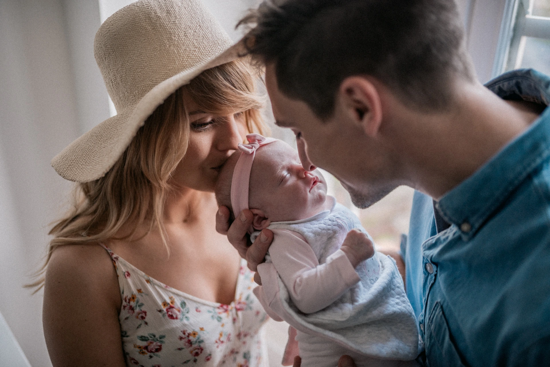 Photographe nouveau-né à Bordeaux – séance photo lifestyle à domicile avec un couple et leur bébé, réalisée à Saint-Médard-en-Jalles en Gironde.
