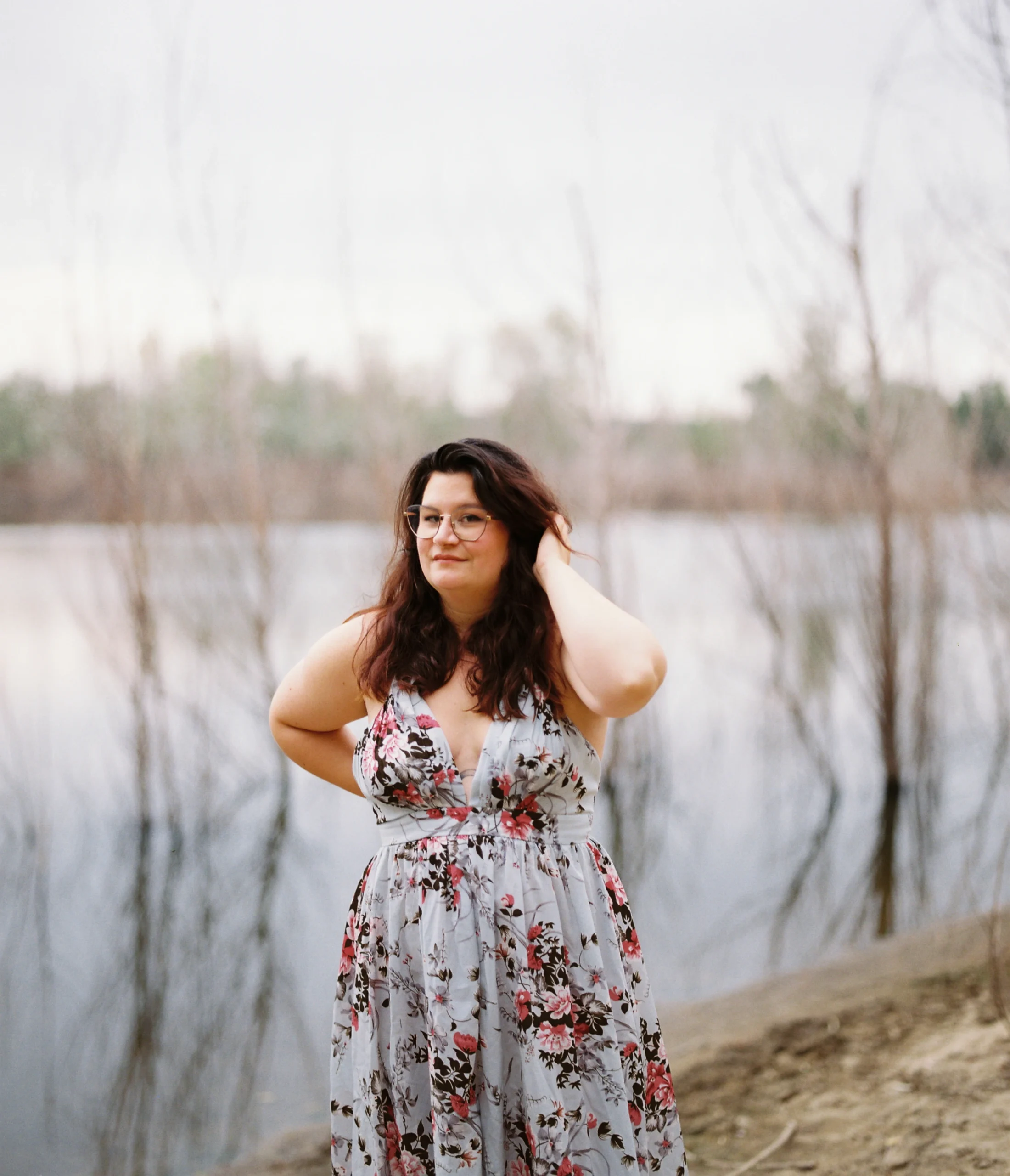 Portrait féminin en extérieur à Bordeaux – séance photo Fine Art au bord de l’eau à Saint-Médard-en-Jalles, Gironde.