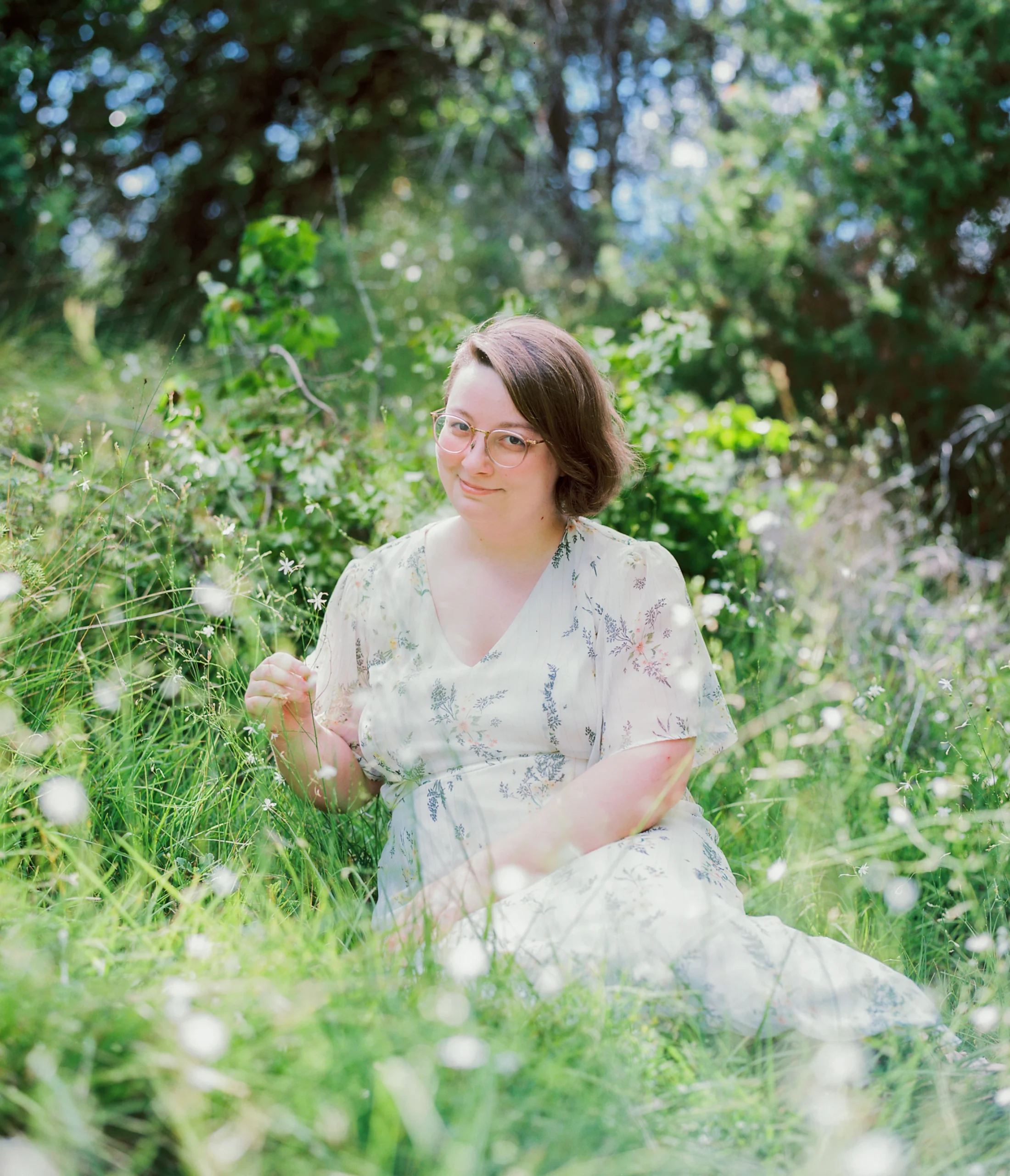 Portrait féminin en lumière naturelle à Bordeaux – séance photo Fine Art dans un cadre verdoyant à Saint-Médard-en-Jalles.