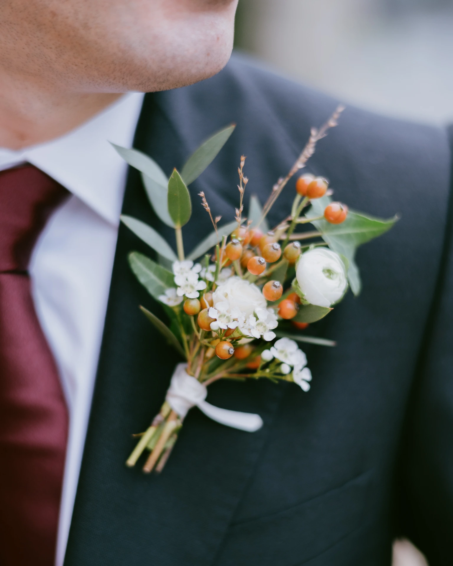 Boutonnière élégante du marié lors d’un mariage à Bordeaux, photographiée en style fine art