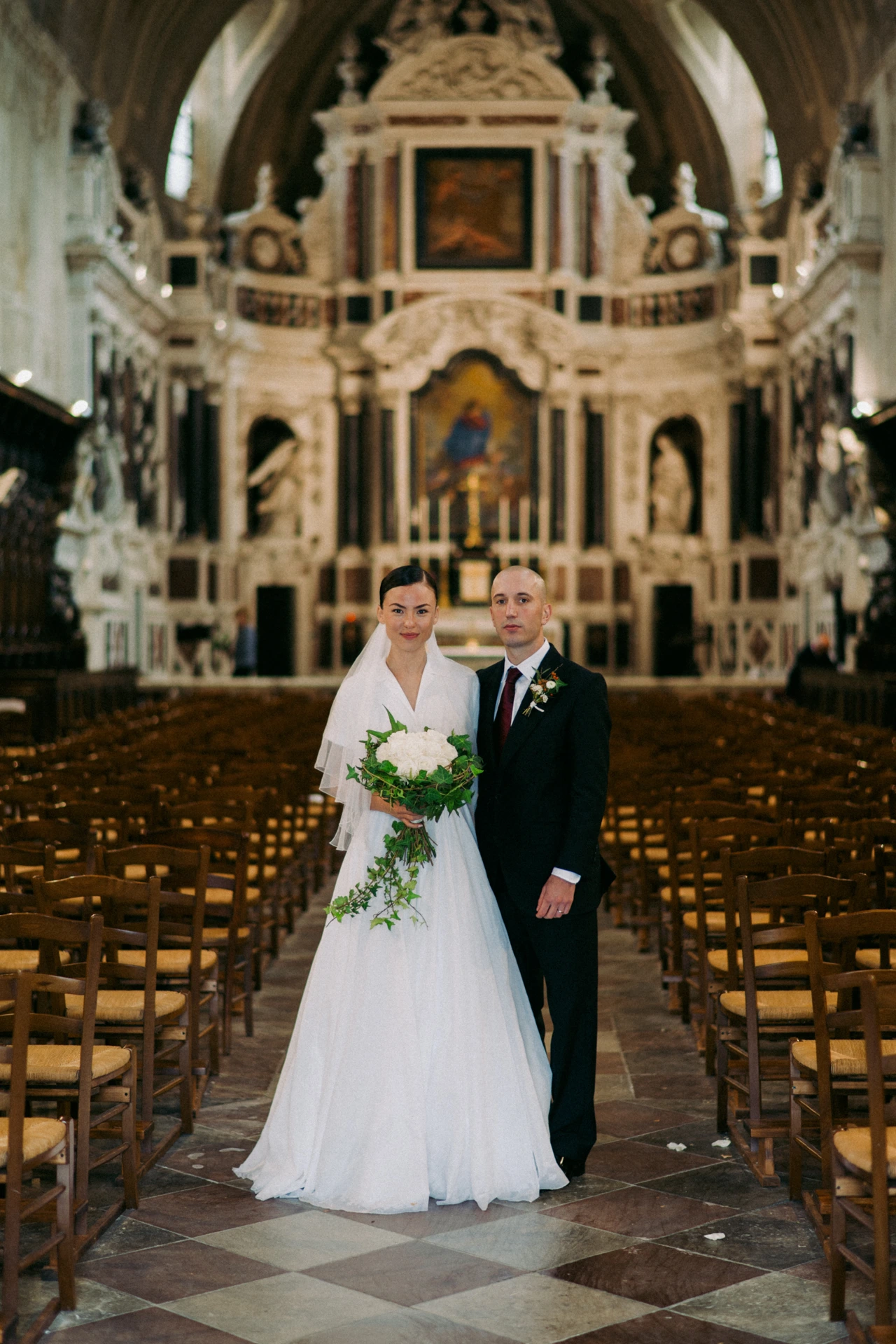 Couple de mariés posant dans l’église Saint-Bruno à Bordeaux, photographie de mariage Fine Art.