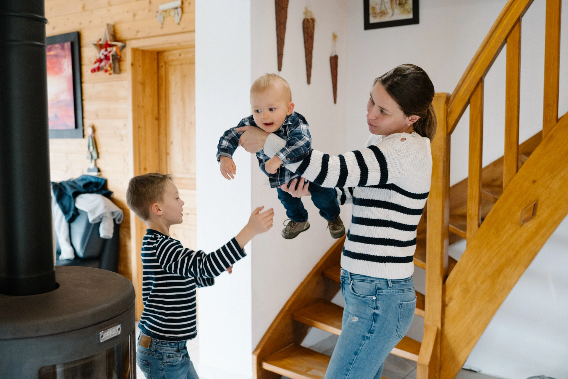 Moment de vie en famille dans une maison près de Bordeaux, une mère et deux enfants jouant ensemble