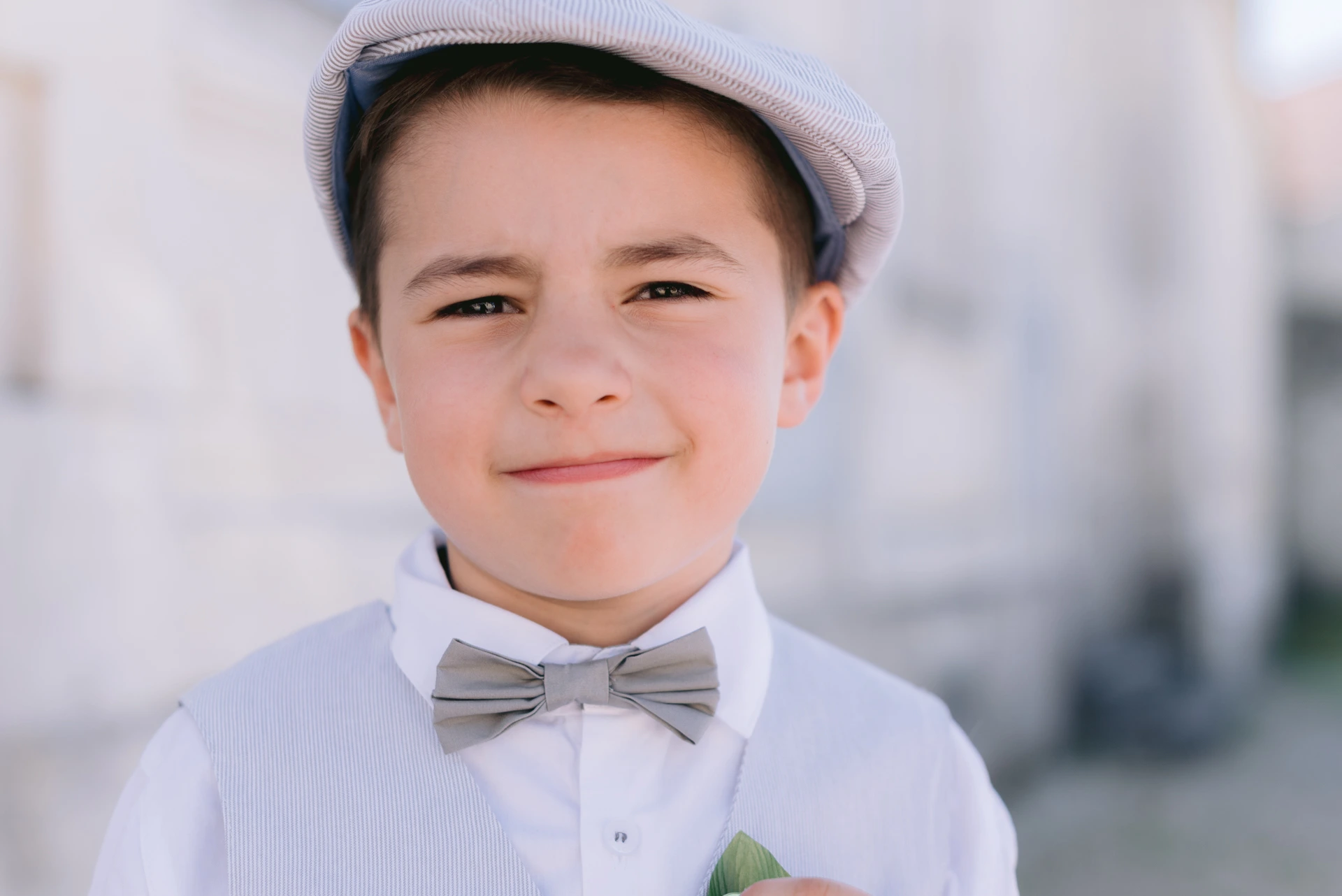 Portrait d’enfant lors d’un baptême élégant à Bordeaux et Saint-Médard-en-Jalles, photographie fine art naturelle