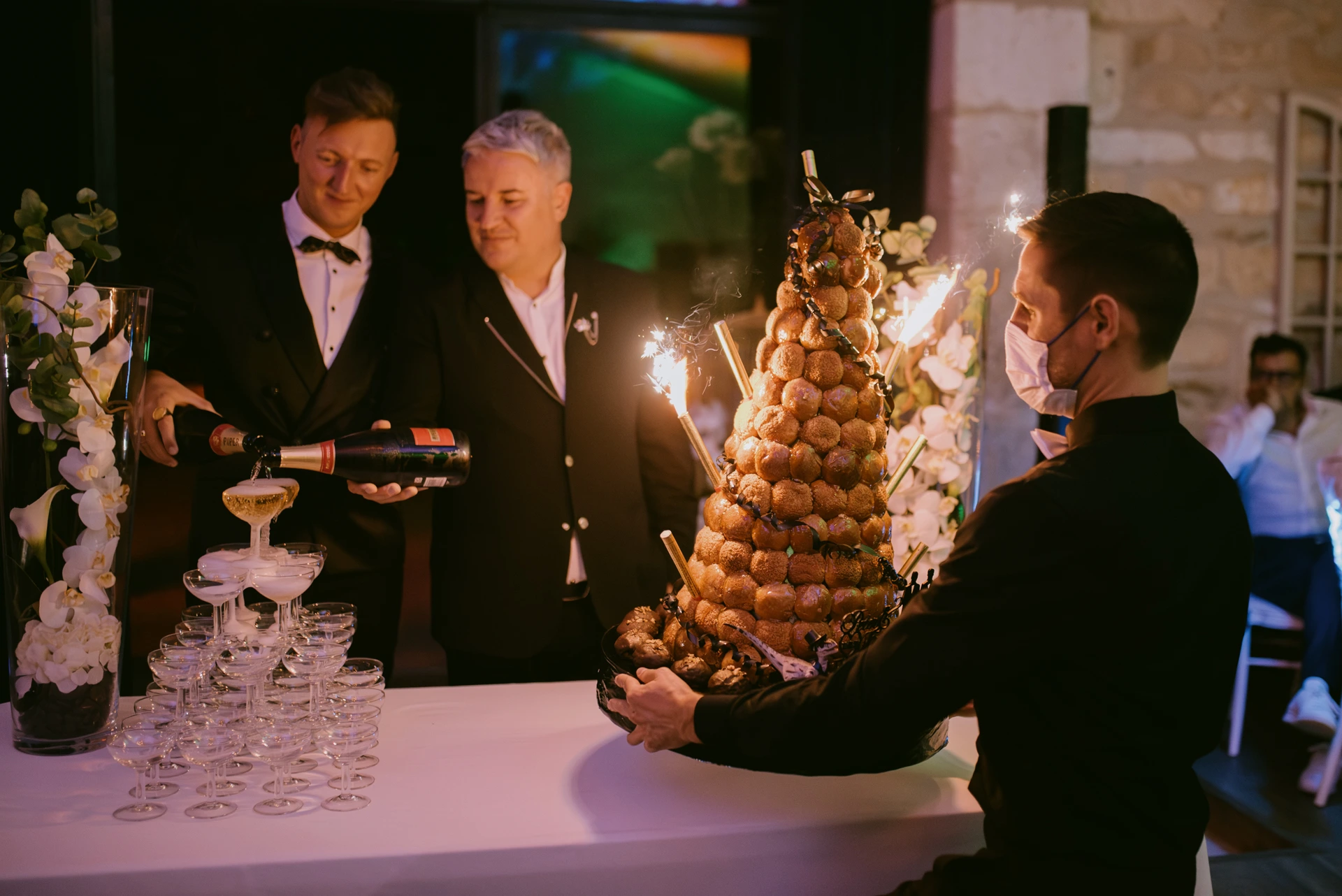 Service de la pièce montée lors d’une réception de mariage élégante à Bordeaux et Saint-Médard-en-Jalles