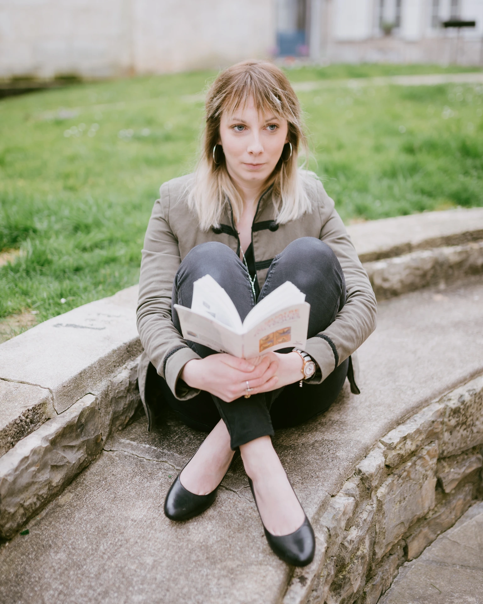 Portrait lifestyle d’une femme lisant dans un jardin près de Bordeaux, séance photo fine art