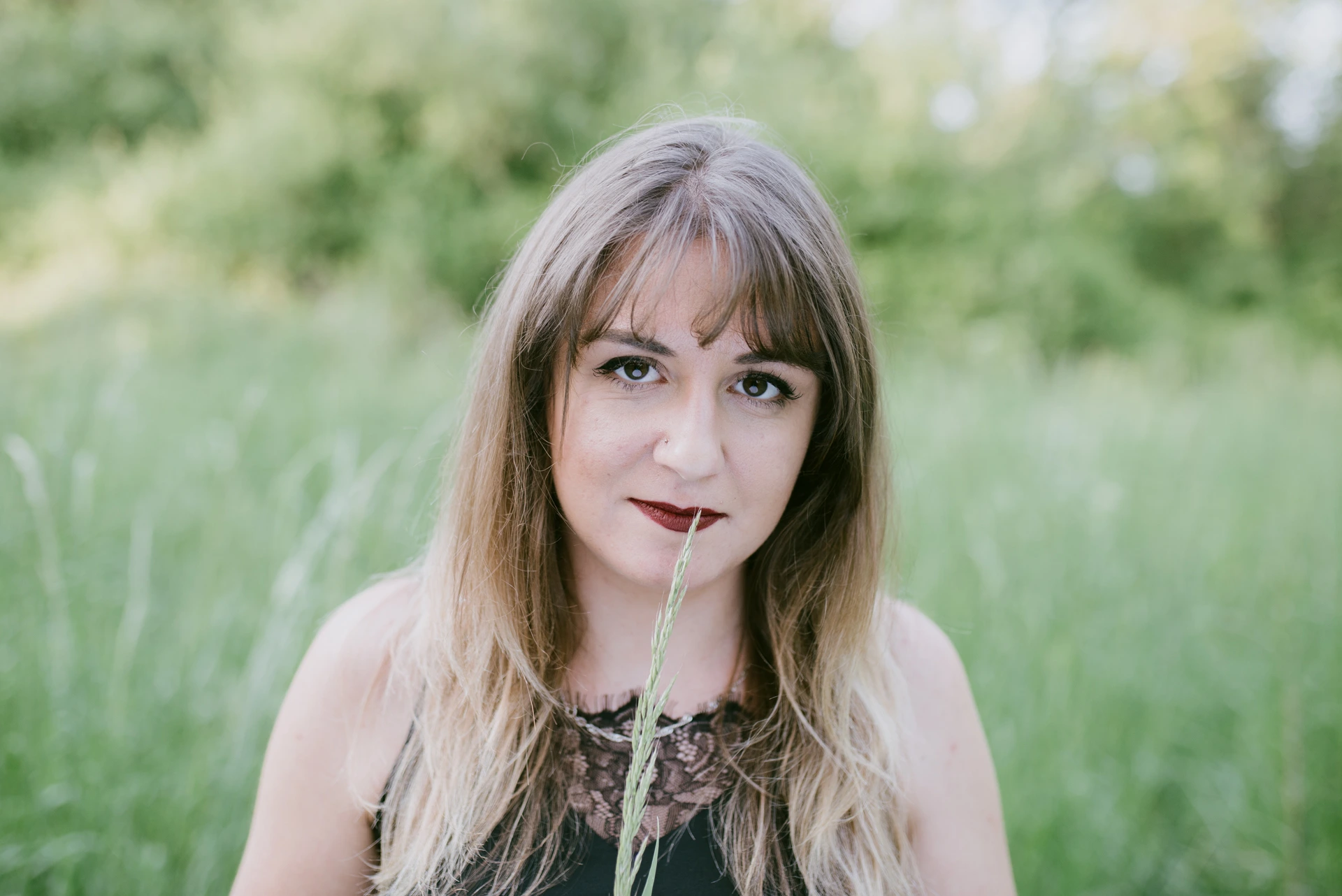 Portrait naturel d’une femme en extérieur dans un décor végétal près de Bordeaux