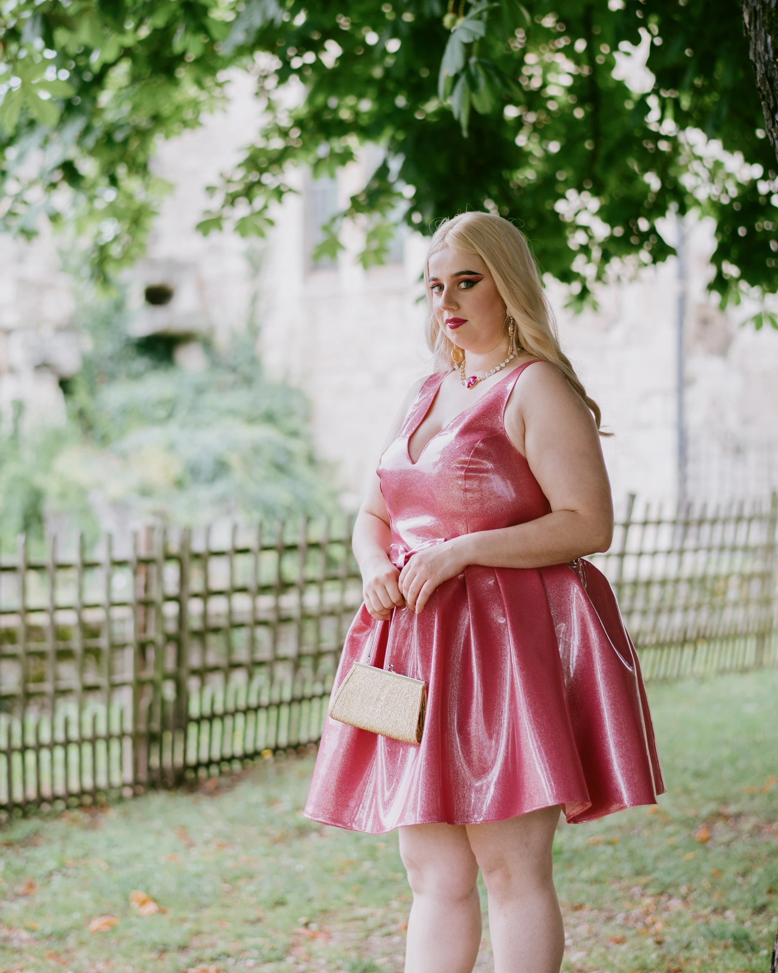 Portrait artistique Cosplay Barbie en extérieur à Saint-Médard-en-Jalles par Alexandre Topolewski, photographe en Gironde.