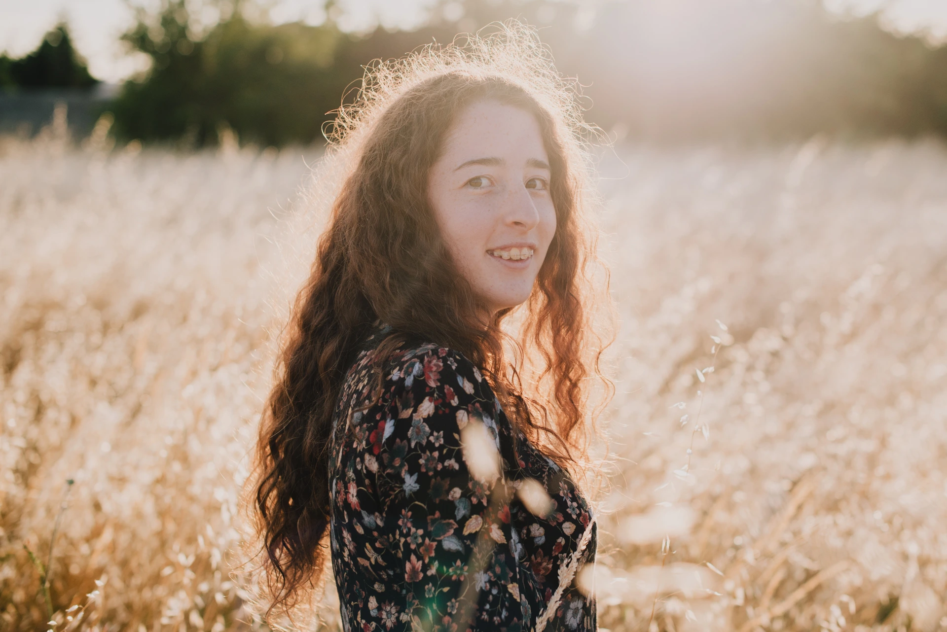 Portrait féminin en lumière naturelle à Saint-Médard-en-Jalles par Alexandre Topolewski, photographe portraitiste en Gironde.