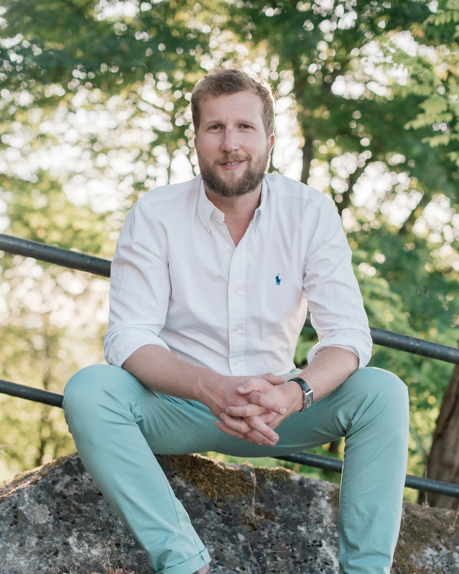 Portrait professionnel masculin en extérieur à Saint-Médard-en-Jalles par Alexandre Topolewski, photographe portraitiste en Gironde.