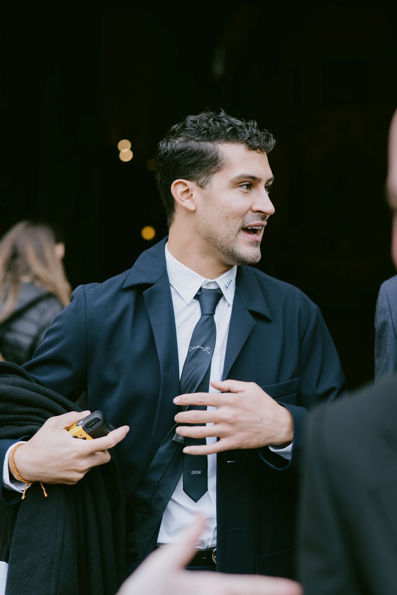 Invité élégant lors d’un mariage à Bordeaux