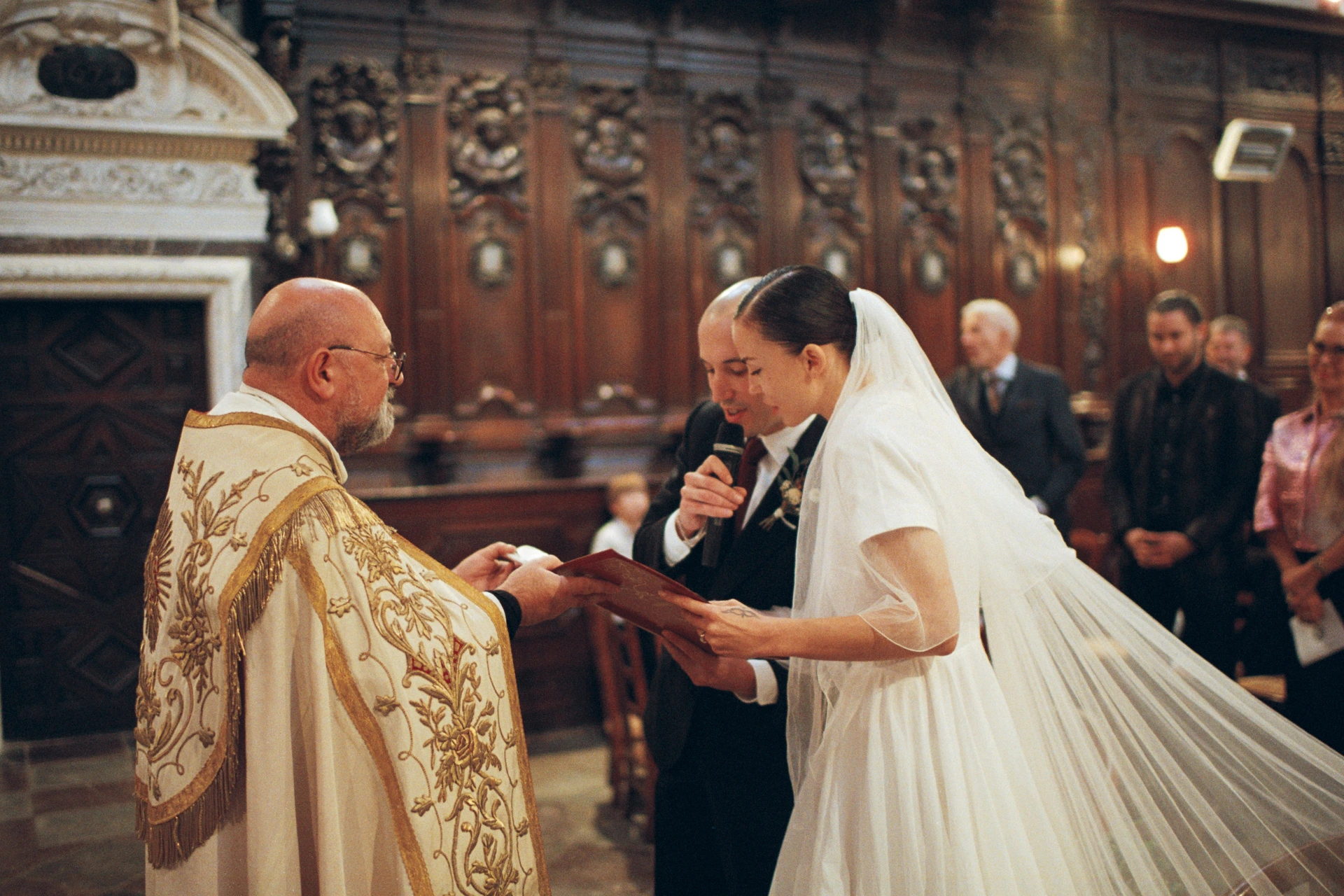 Mariage argentique à Bordeaux — Église Saint-Bruno
