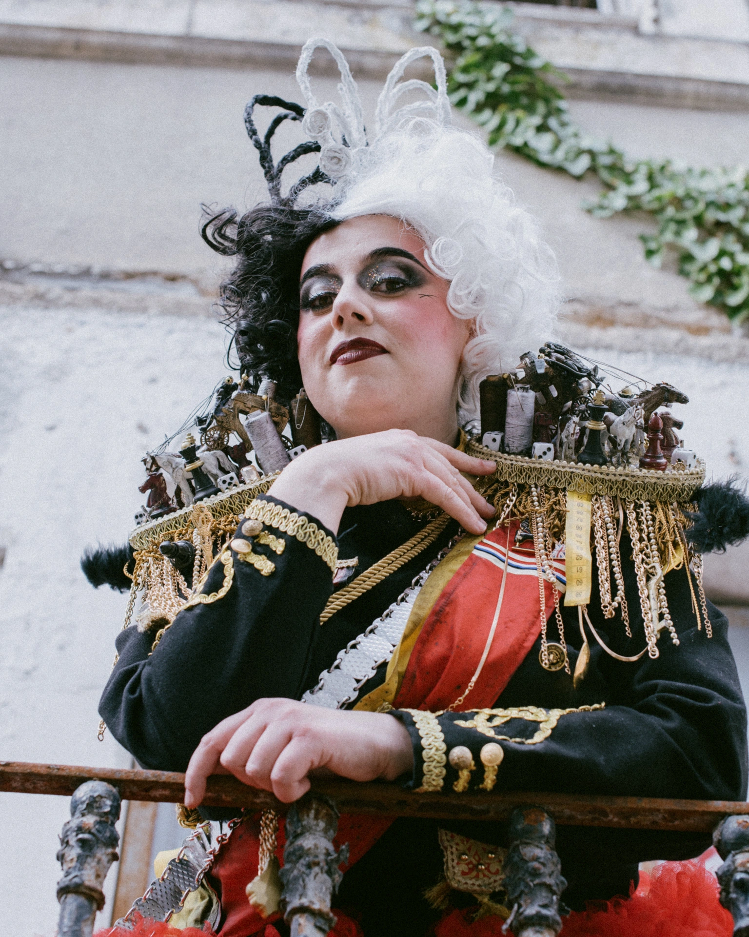 Portrait rapproché cosplay Cruella d'Enfer, maquillage charbonneux, éditorial Dordogne