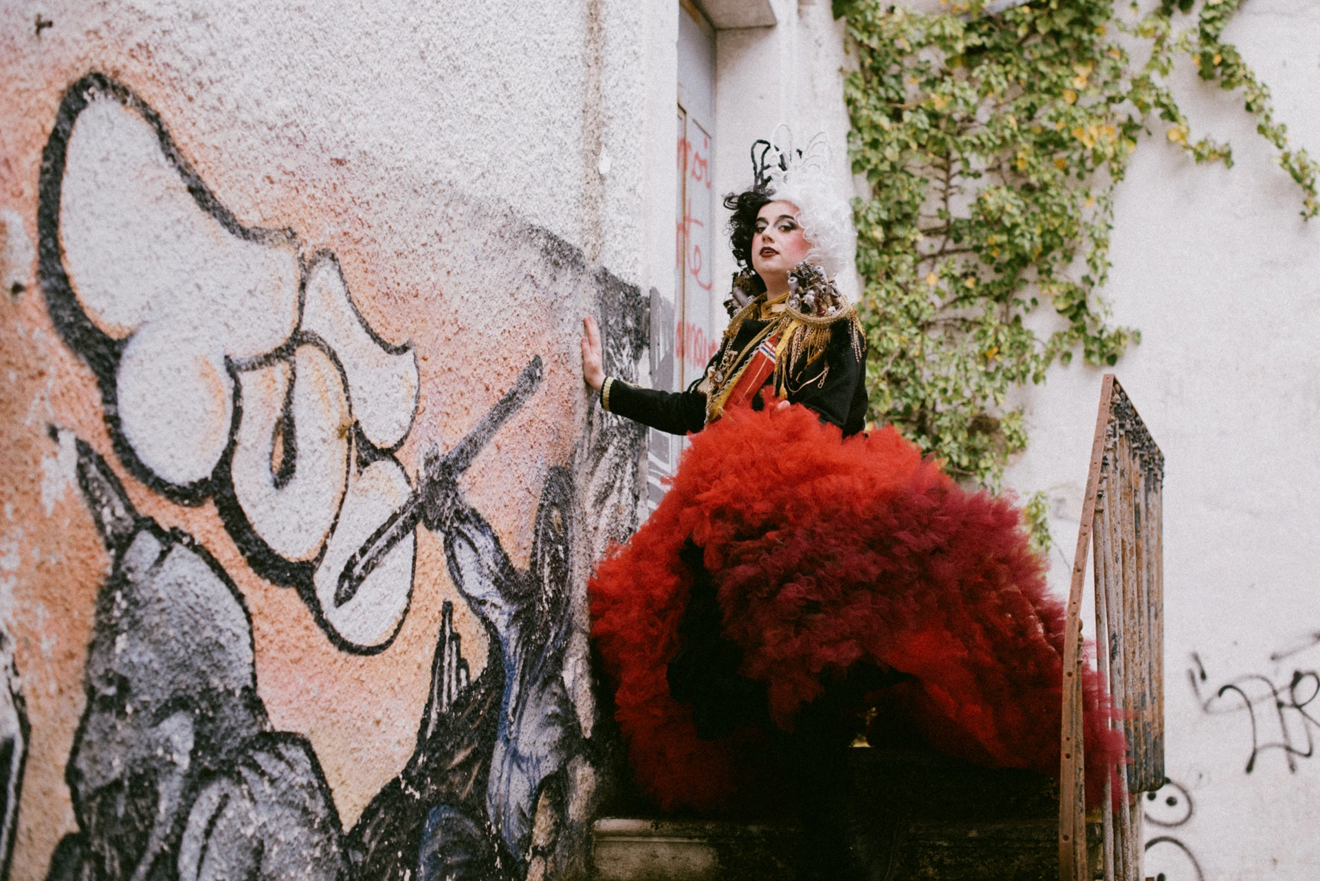 Cosplay Cruella d'Enfer devant une fresque murale, éditorial photo Périgueux Dordogne