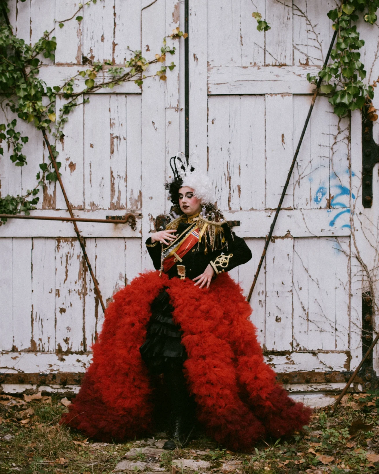 Cosplay Cruella d'Enfer devant une porte de bois ancienne, éditorial fine art Dordogne