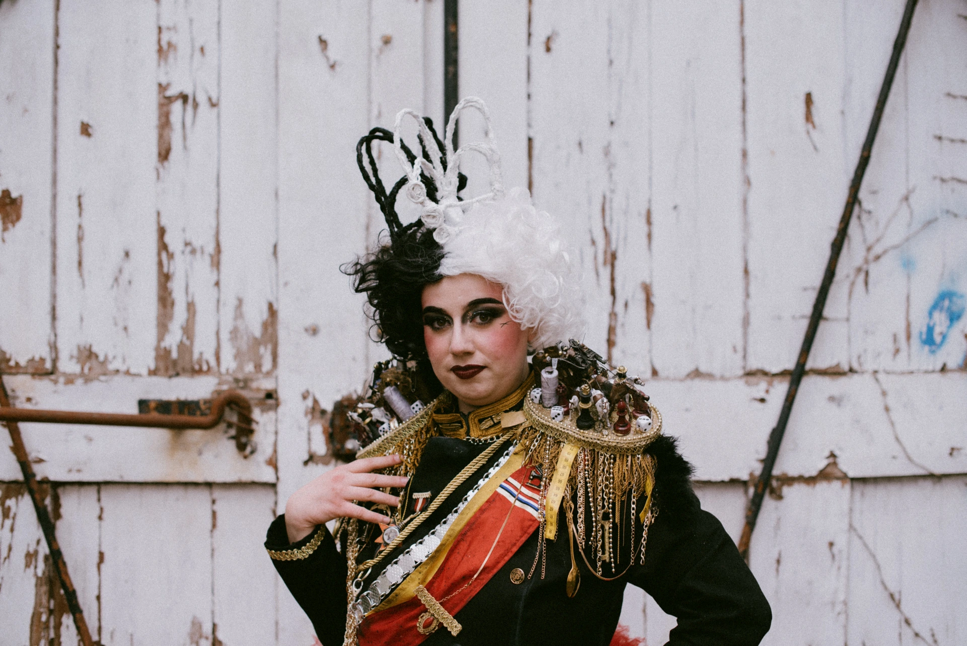 Cosplay Cruella d'Enfer, portrait rapproché devant une porte de bois ancienne, éditorial photo Périgueux Dordogne