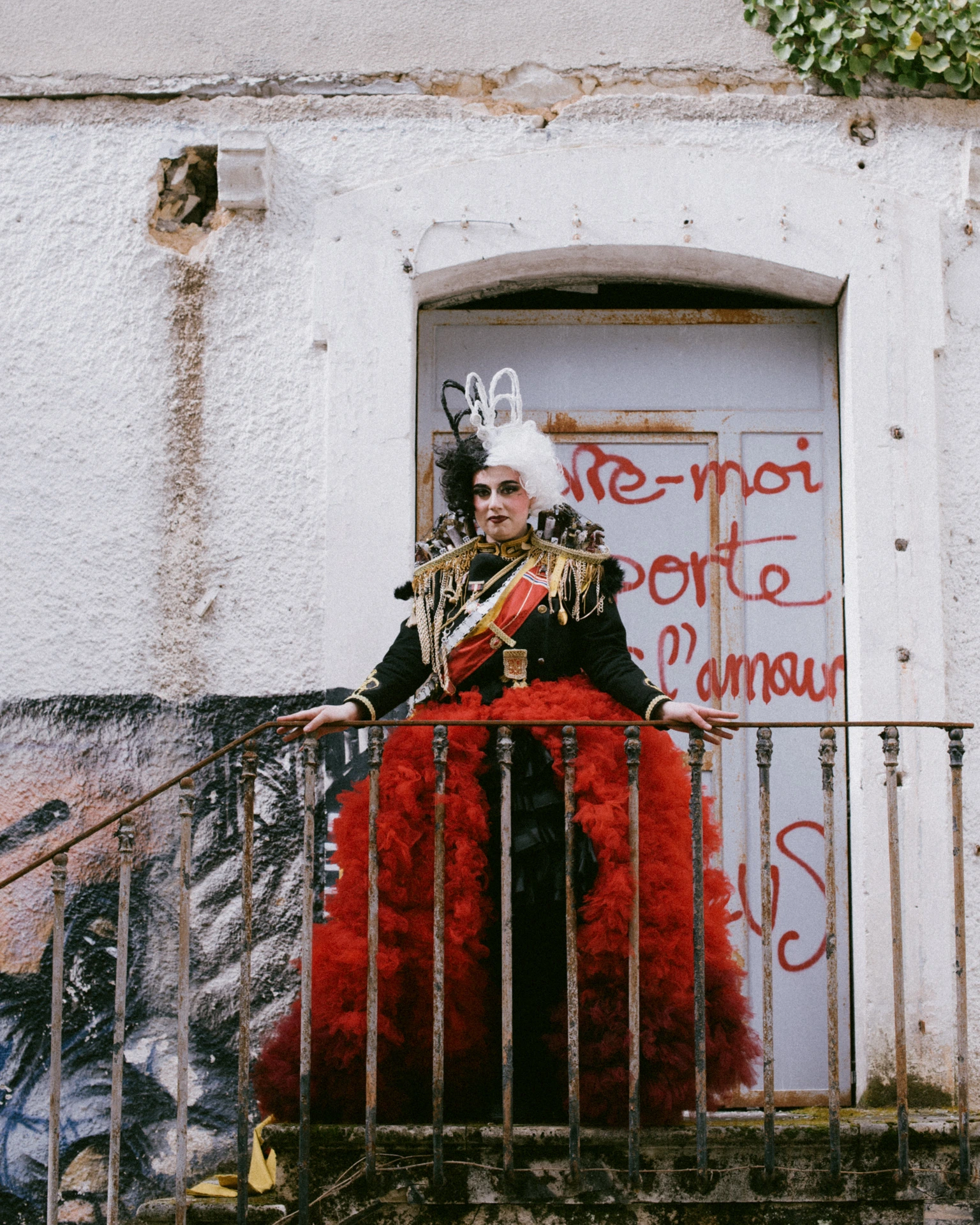 Cosplay Cruella d'Enfer sur un balcon en ruine, éditorial fine art Périgueux Dordogne