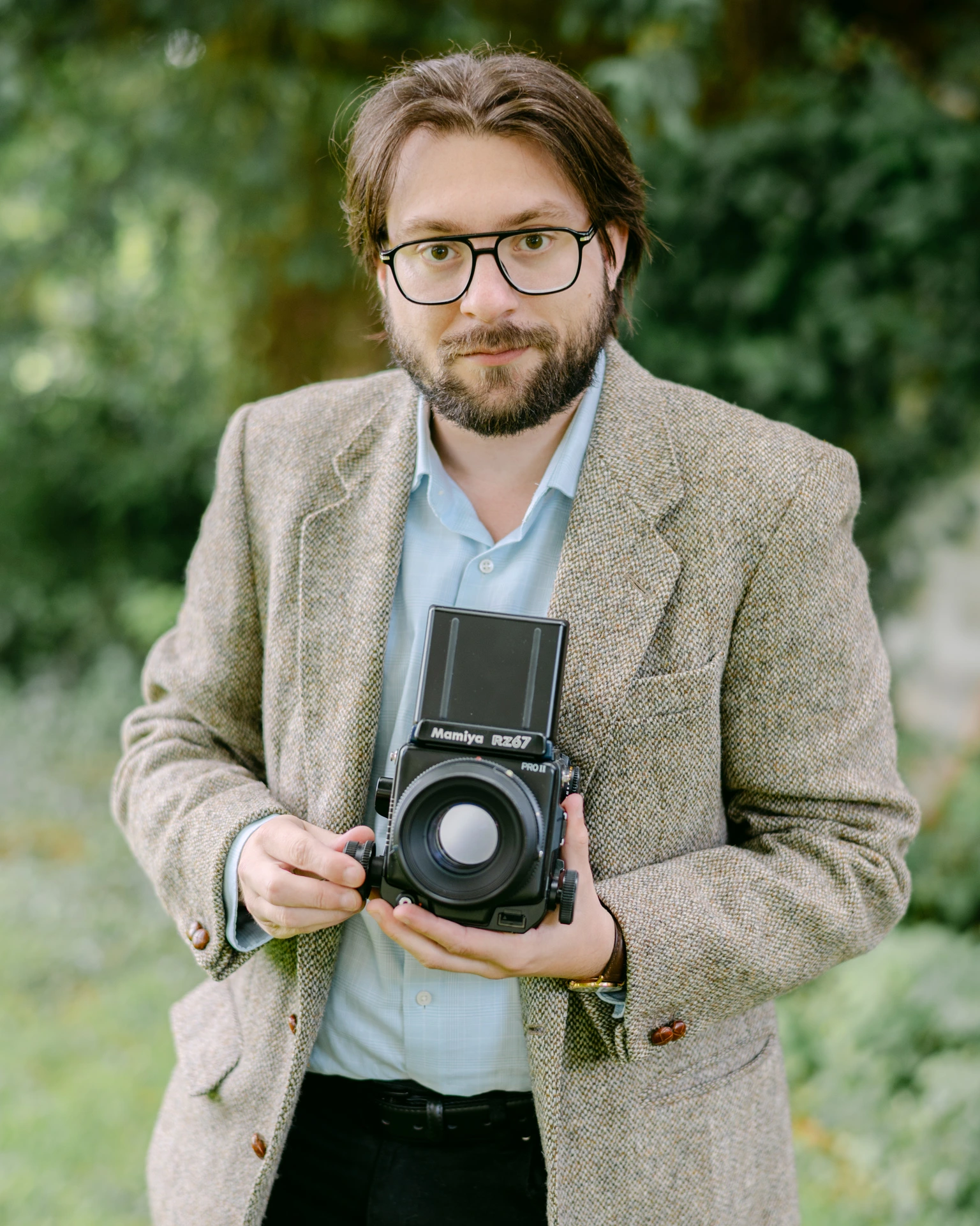 Alexandre Topolewski, photographe mariage argentique Fine Art, en action avec le Mamiya RZ67 Pro II à Angoulême, Cognac, Ruffec