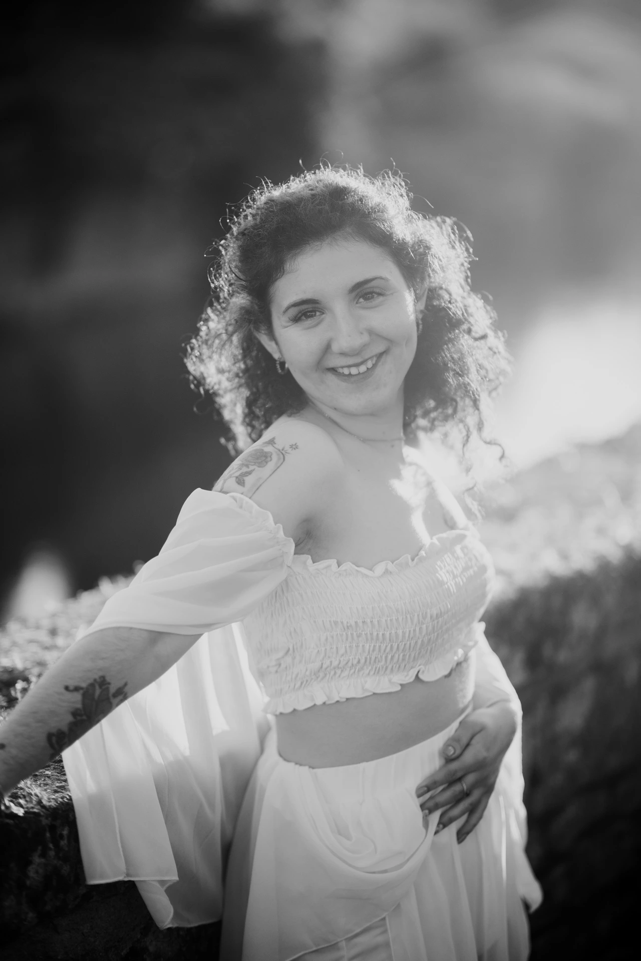 Portrait Fine Art noir et blanc Ruffec Charente, sourire naturel et tatouage épaule, séance photo en extérieur