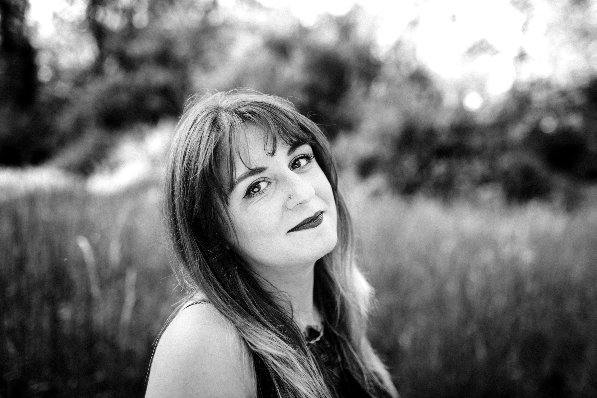 Portrait noir et blanc intimiste, tête inclinée, photographe portrait Fine Art Charente
