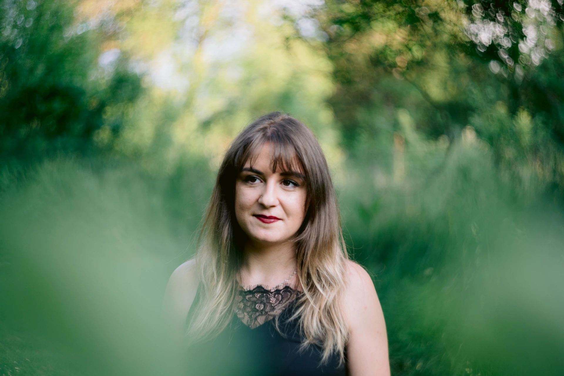 Portrait à travers la végétation avec flou d'amorce, photographe portrait Fine Art Charente