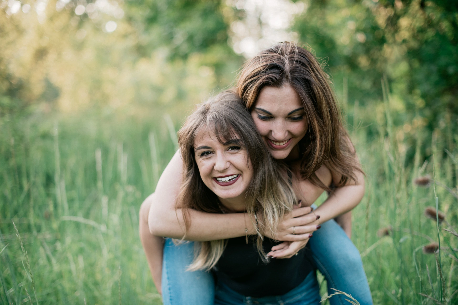 Moment de complicité et fou rire entre amies, séance photo Saint-Yrieix-sur-Charente