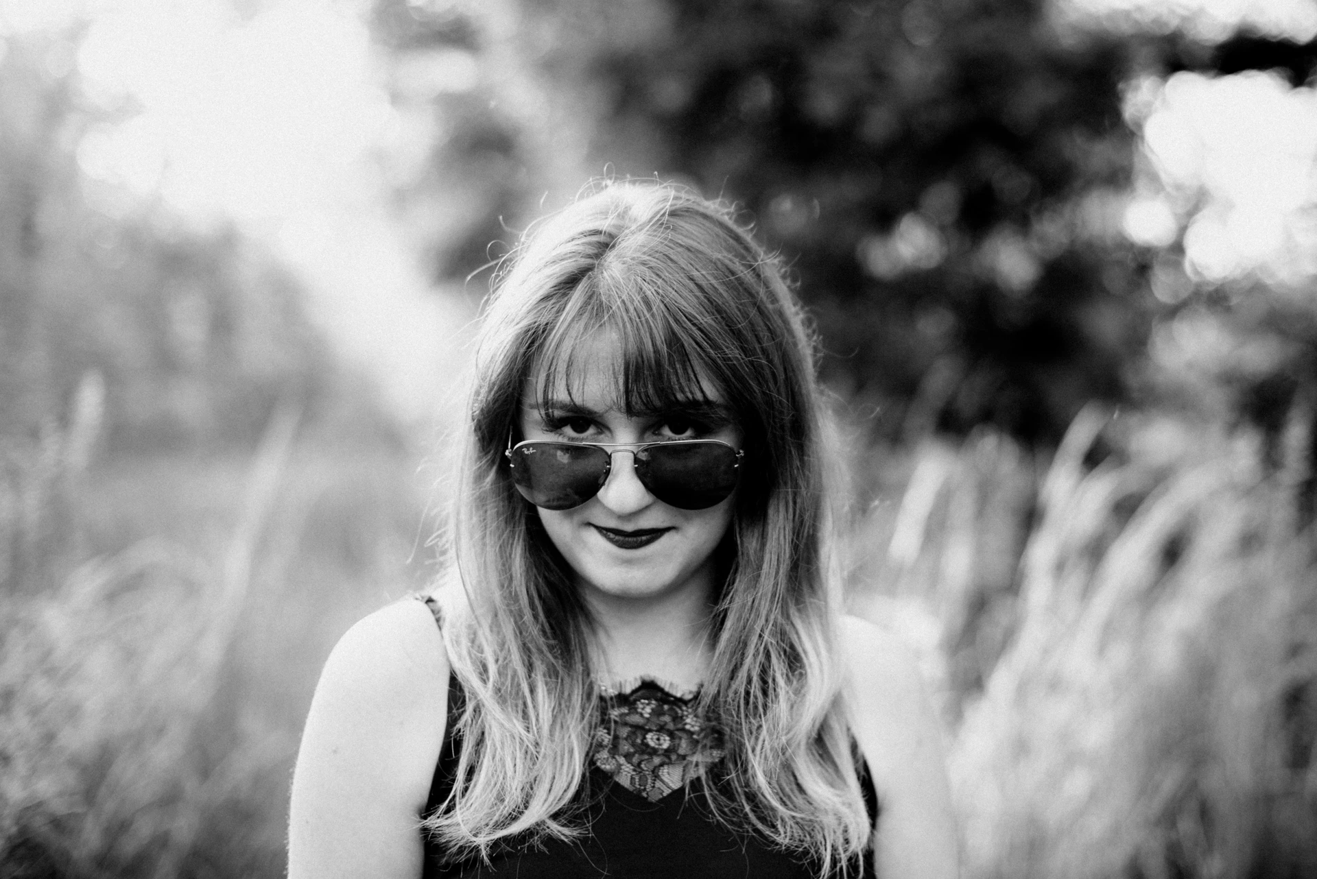 Portrait plein d'attitude avec lunettes de soleil, photographe portrait Angoulême noir et blanc