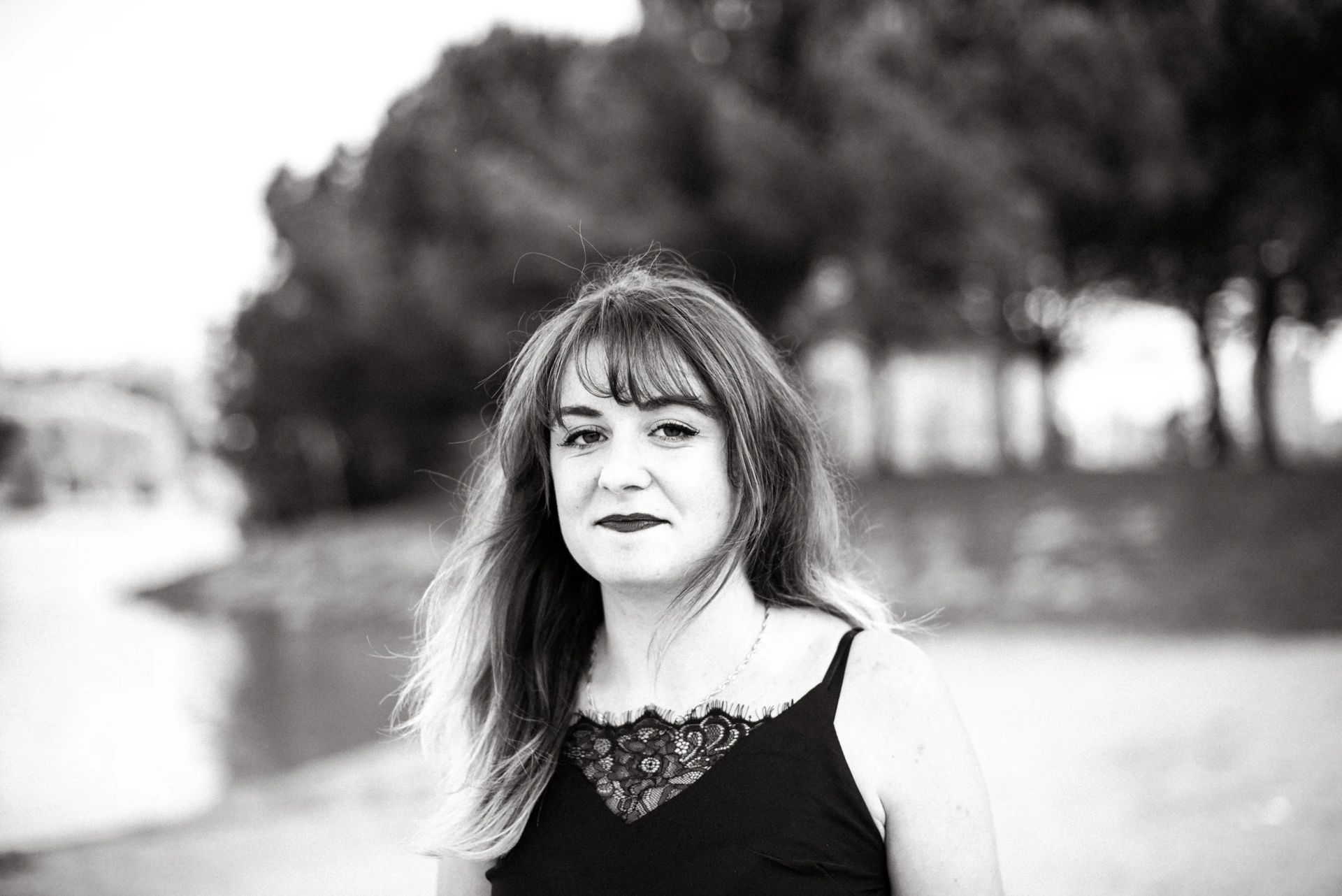 Portrait serein au bord du plan d'eau de Saint-Yrieix, photographe portrait Fine Art Charente