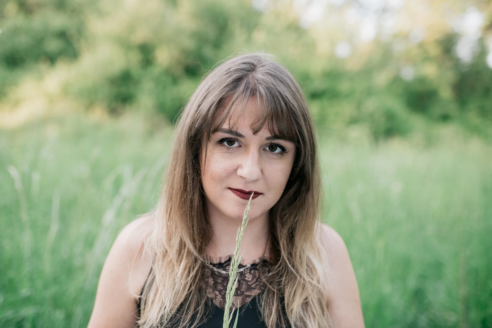 Portrait Fine Art couleur au brin d'herbe, séance photo Saint-Yrieix-sur-Charente, photographe portrait Angoulême