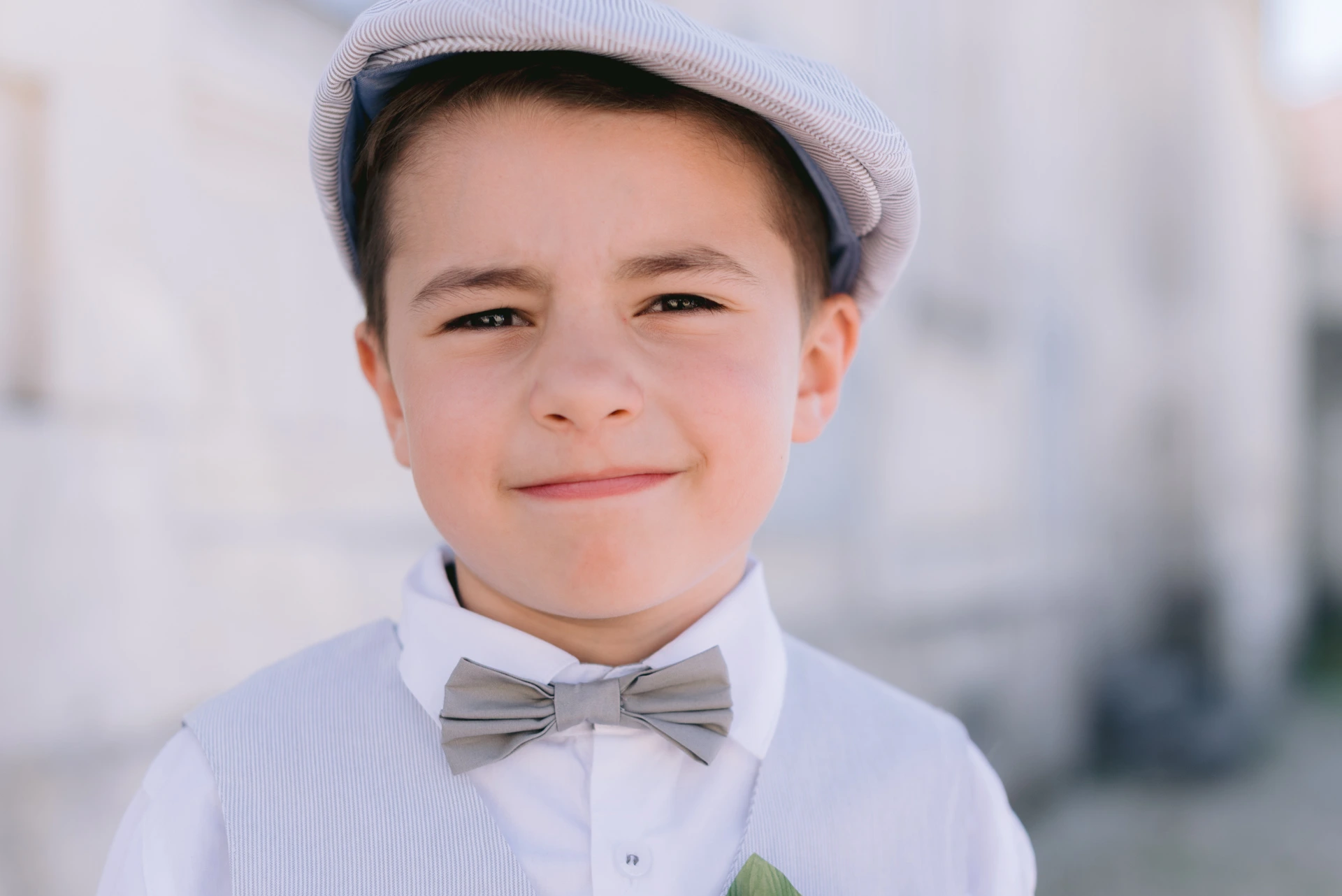 Portrait d'enfant en extérieur à Bourg-Charente, lumière naturelle près de Cognac