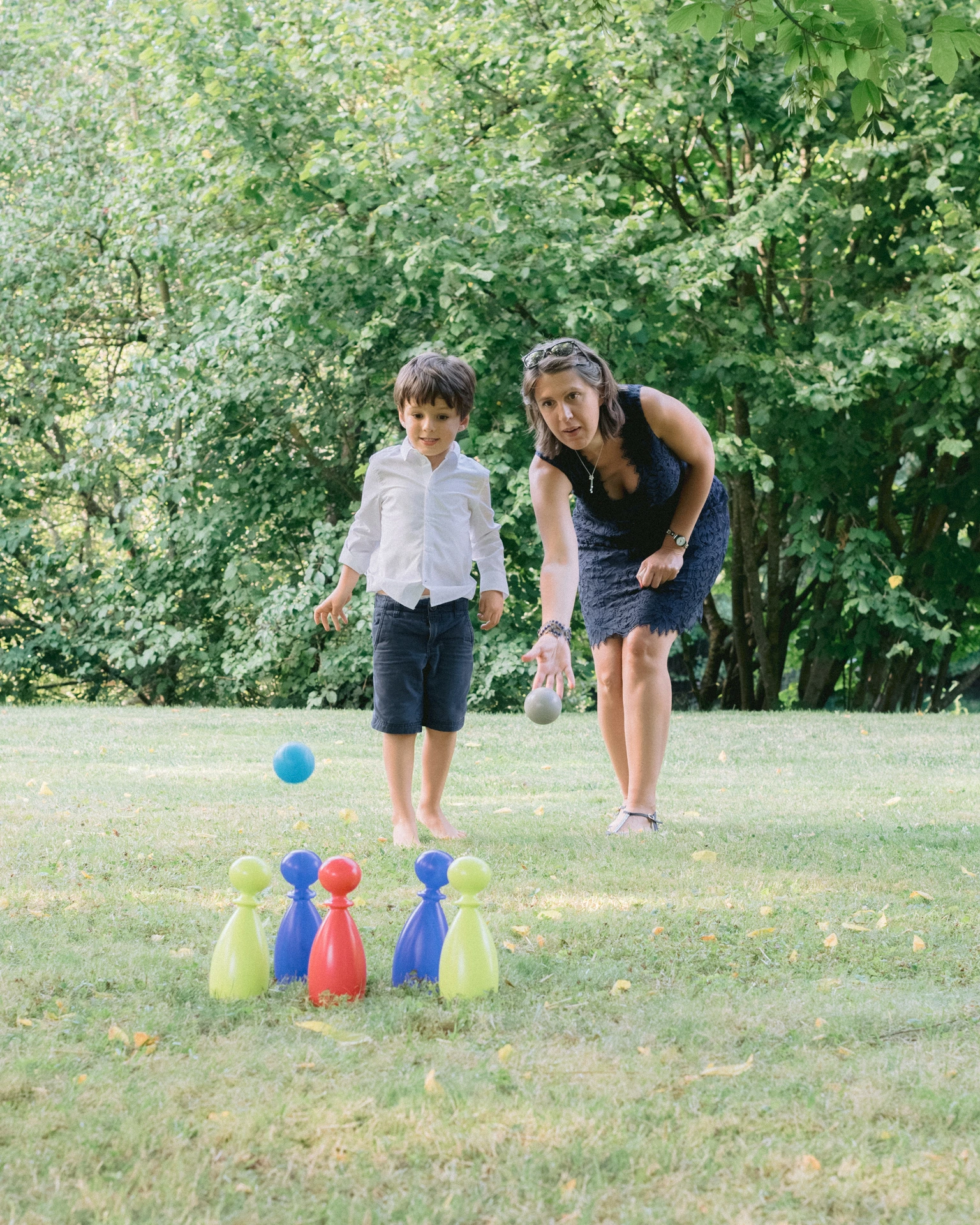 Enfant en plein jeu lors d'une séance photo famille en Charente