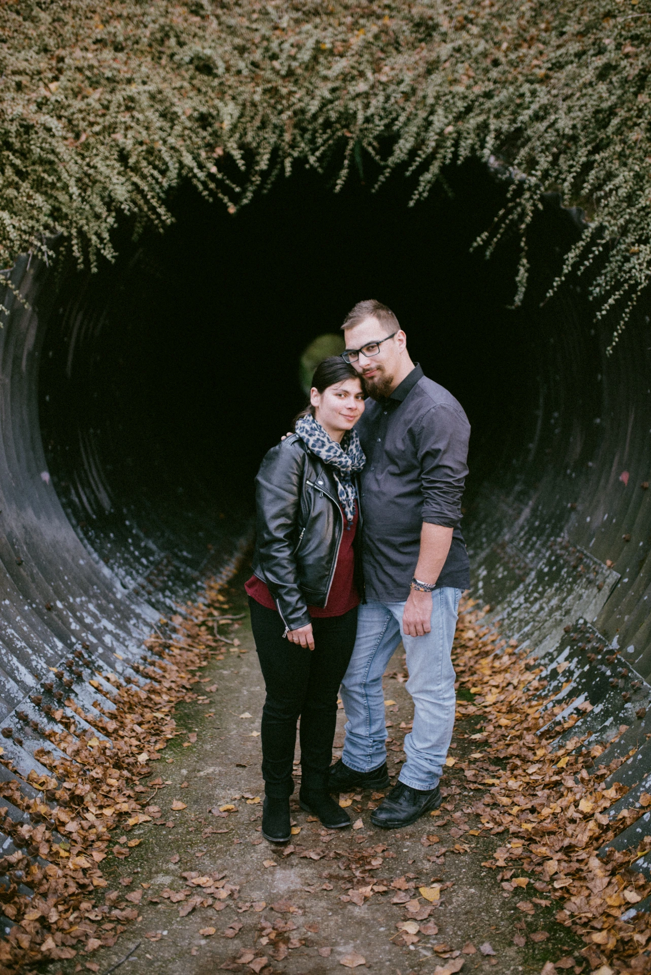 Portrait de couple face caméra dans un tunnel de verdure, photographe Angoulême